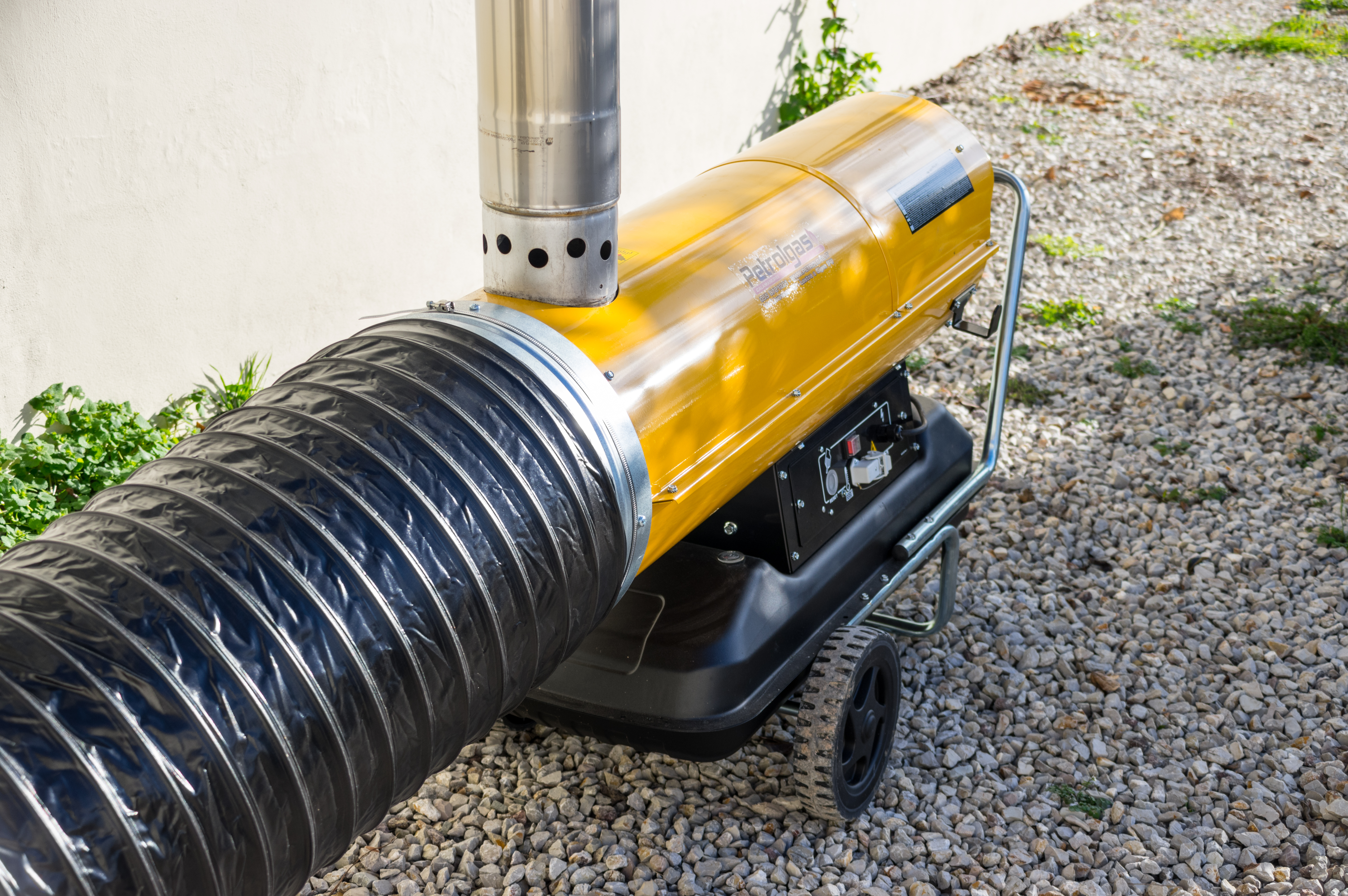 Il Generatore d'aria calda a Gasolio Master BV 170 con canna fumaria per scarico dei fumi in verticale è perfetto per creare cicli chiusi di riscaldamento nella vostra struttura.