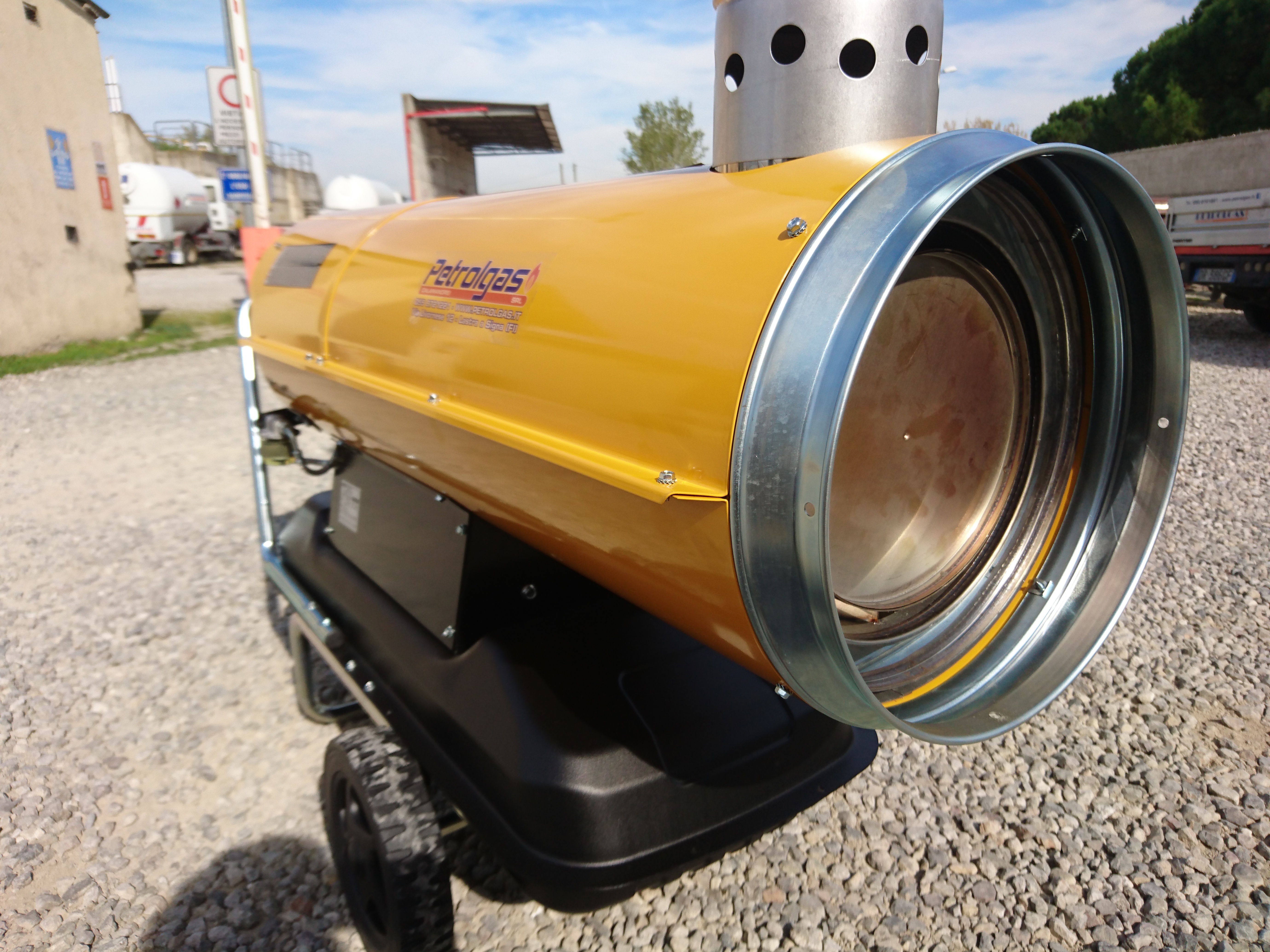 Il Generatore d'aria calda a Gasolio Master BV 170 con canna fumaria per scarico dei fumi in verticale è perfetto per creare cicli chiusi di riscaldamento nella vostra struttura.