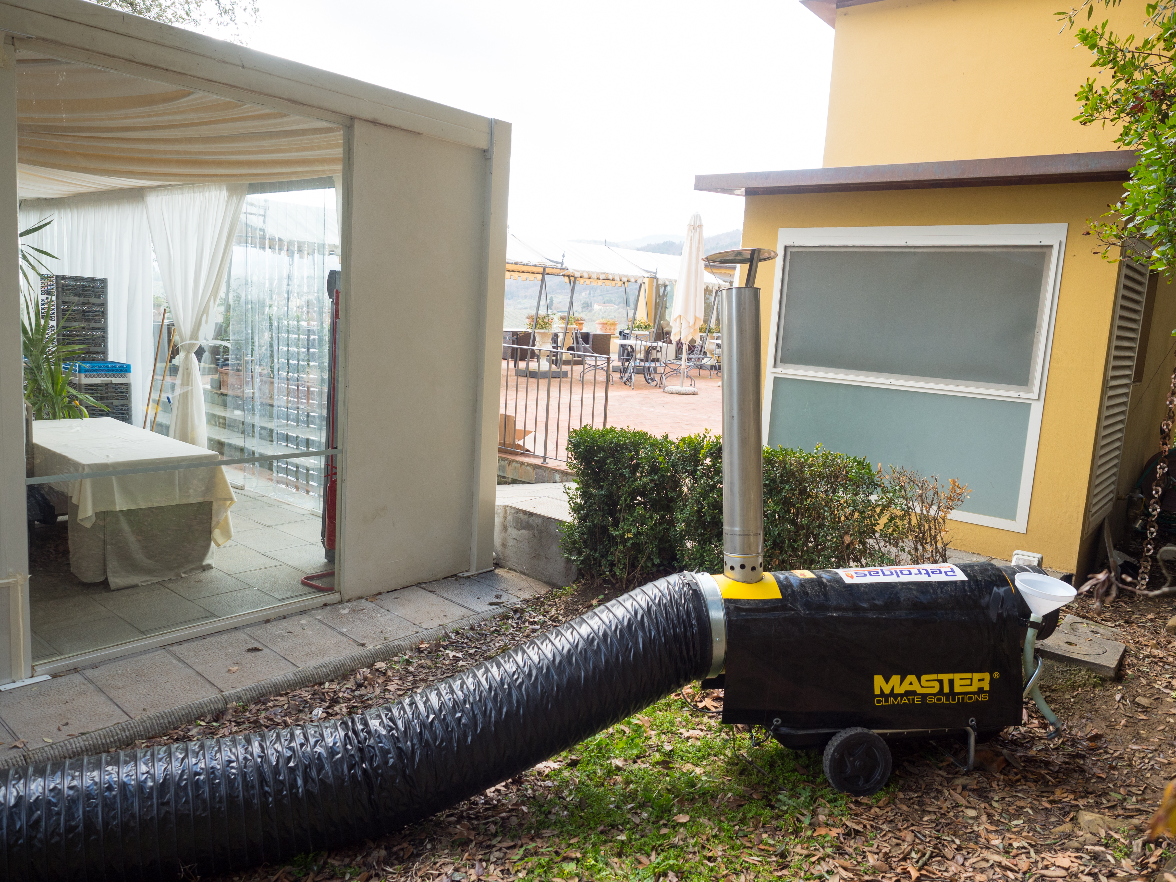 Il Generatore d'aria calda a Gasolio Master BV 170 con canna fumaria per scarico dei fumi in verticale è perfetto per creare cicli chiusi di riscaldamento nella vostra struttura.