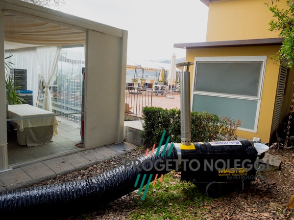 Master BV 170 - Generatore d'aria calda Indiretto Il Generatore d'aria calda a Gasolio Master BV 170 con canna fumaria per scarico dei fumi in verticale è perfetto per creare cicli chiusi di riscaldamento nella vostra struttura.