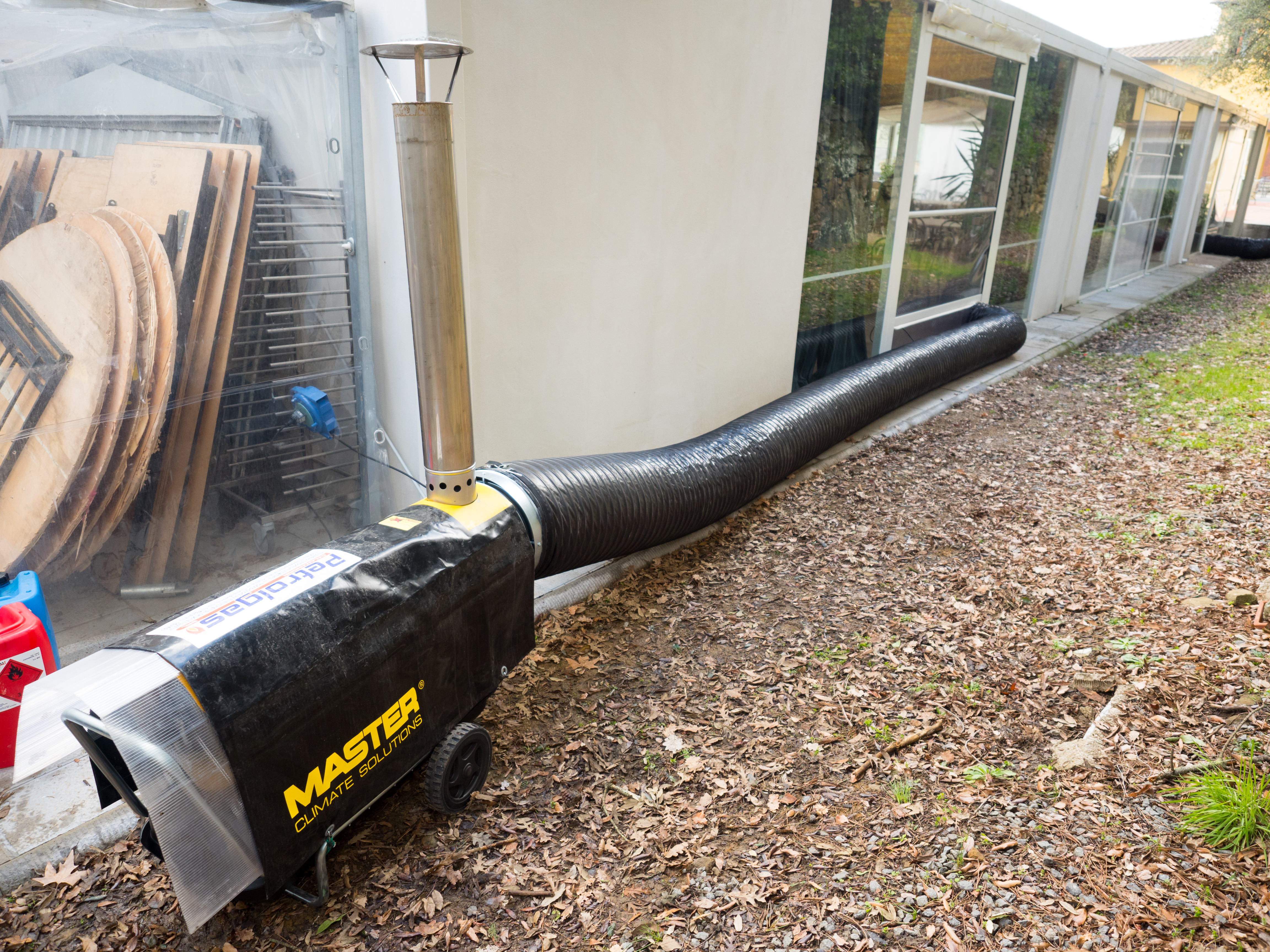 Il Generatore d'aria calda a Gasolio Master BV 170 con canna fumaria per scarico dei fumi in verticale è perfetto per creare cicli chiusi di riscaldamento nella vostra struttura.