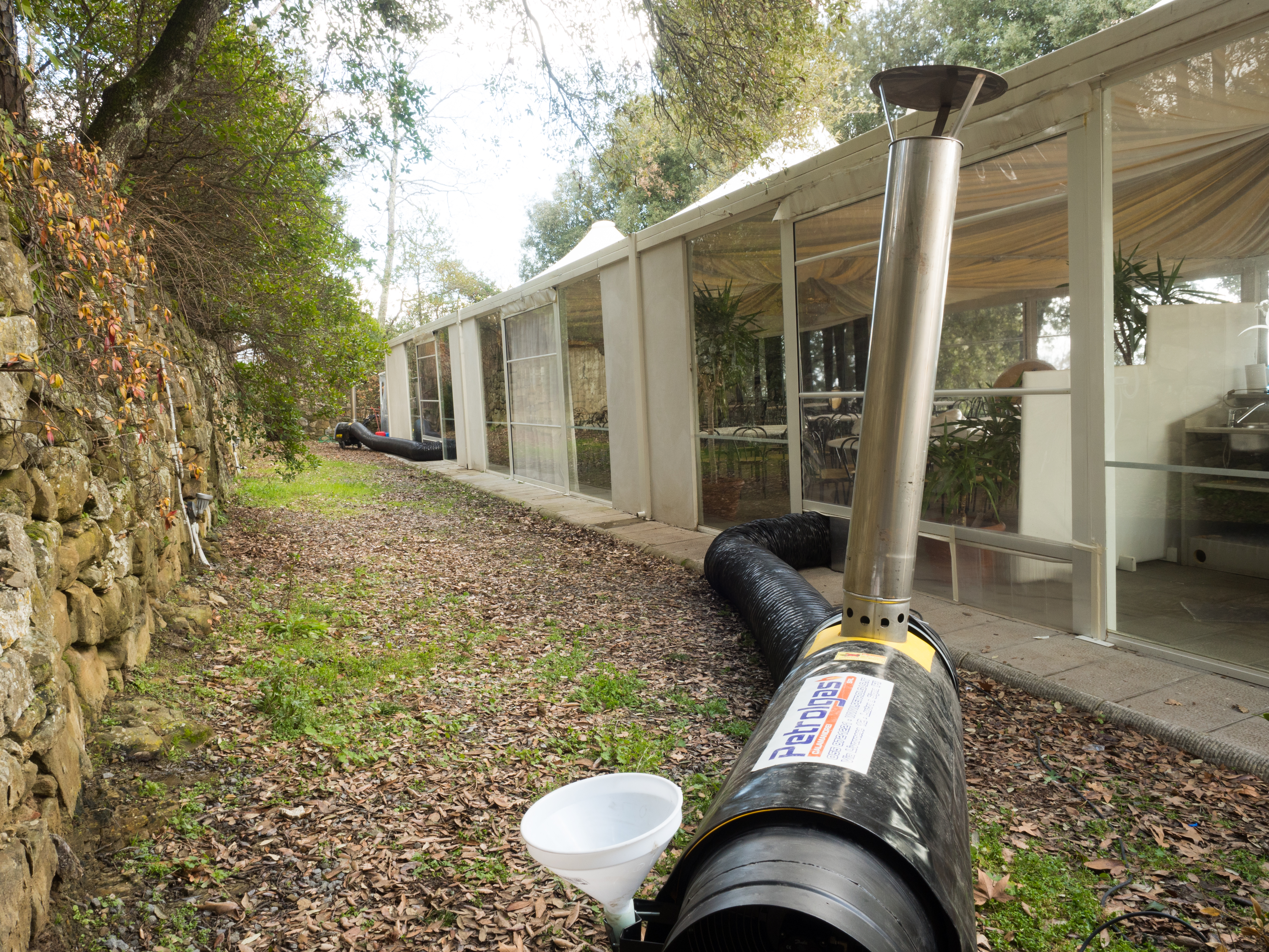 Il Generatore d'aria calda a Gasolio Master BV 110 con canna fumaria per scarico dei fumi in verticale è perfetto per creare cicli chiusi di riscaldamento nella vostra struttura.