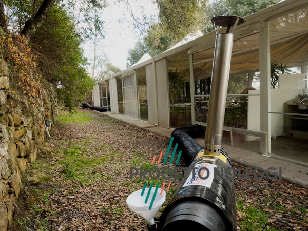 Master BV 110 - Generatore d'aria calda Indiretto Il Generatore d'aria calda a Gasolio Master BV 110 con canna fumaria per scarico dei fumi in verticale è perfetto per creare cicli chiusi di riscaldamento nella vostra struttura.