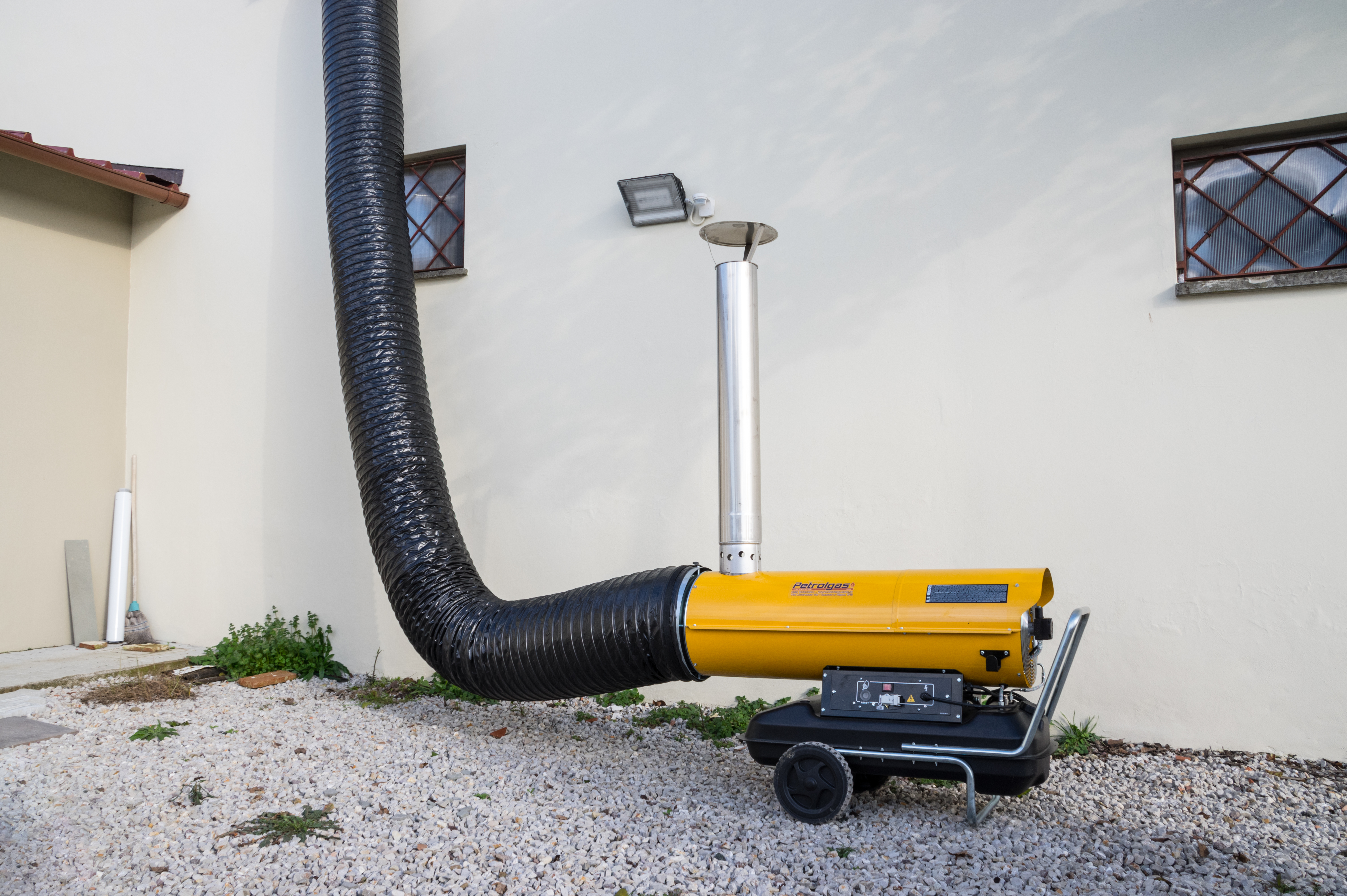 Il Generatore d'aria calda a Gasolio Master BV 110 con canna fumaria per scarico dei fumi in verticale è perfetto per creare cicli chiusi di riscaldamento nella vostra struttura.