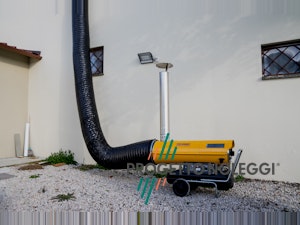 Master BV 110 - Generatore d'aria calda Indiretto Il Generatore d'aria calda a Gasolio Master BV 110 con canna fumaria per scarico dei fumi in verticale è perfetto per creare cicli chiusi di riscaldamento nella vostra struttura.