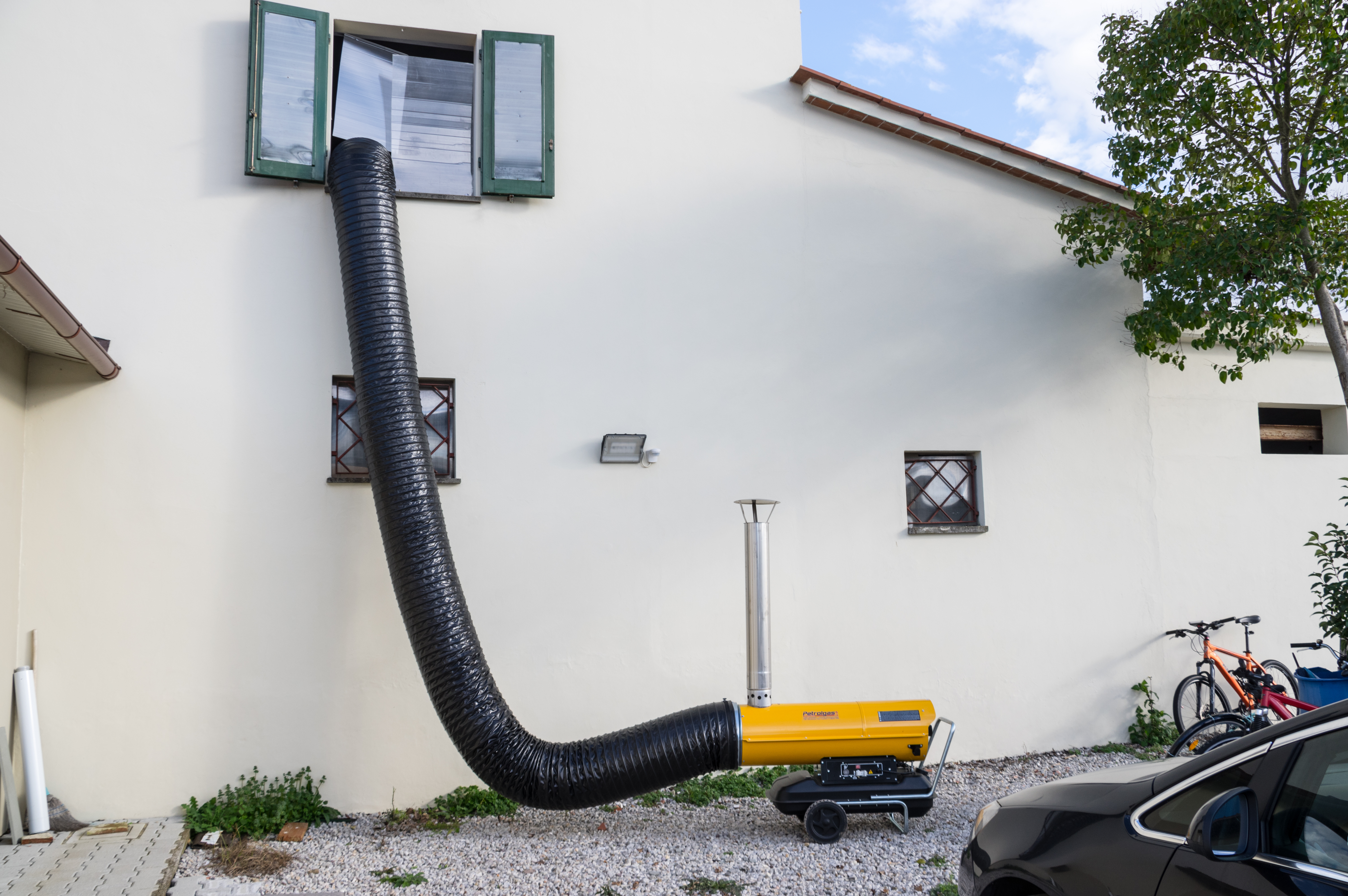 Il Generatore d'aria calda a Gasolio Master BV 110 con canna fumaria per scarico dei fumi in verticale è perfetto per creare cicli chiusi di riscaldamento nella vostra struttura.