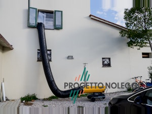 Master BV 110 - Generatore d'aria calda Indiretto Il Generatore d'aria calda a Gasolio Master BV 110 con canna fumaria per scarico dei fumi in verticale è perfetto per creare cicli chiusi di riscaldamento nella vostra struttura.