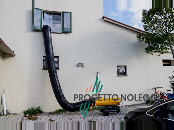 Master BV 110 - Generatore d'aria calda Indiretto Il Generatore d'aria calda a Gasolio Master BV 110 con canna fumaria per scarico dei fumi in verticale è perfetto per creare cicli chiusi di riscaldamento nella vostra struttura.