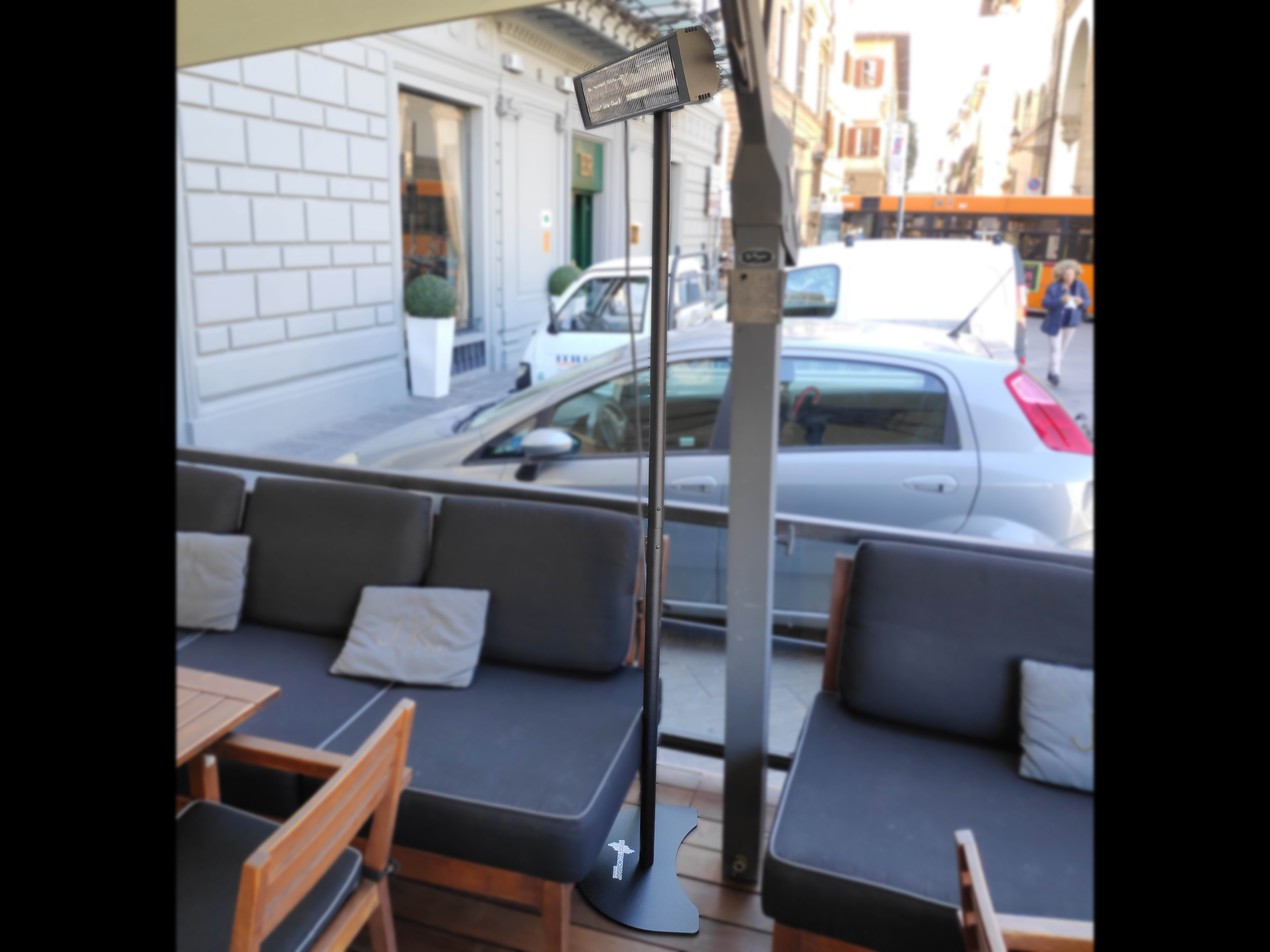 Progetto Noleggi aiuta nell'installazione di riscaldatori a infrarossi con le sue piantane a base piatta non regolabili