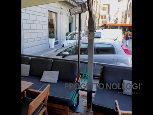 Piantana a base piatta fissa per riscaldatori a infrarossi Grado Progetto Noleggi aiuta nell'installazione di riscaldatori a infrarossi con le sue piantane a base piatta non regolabili