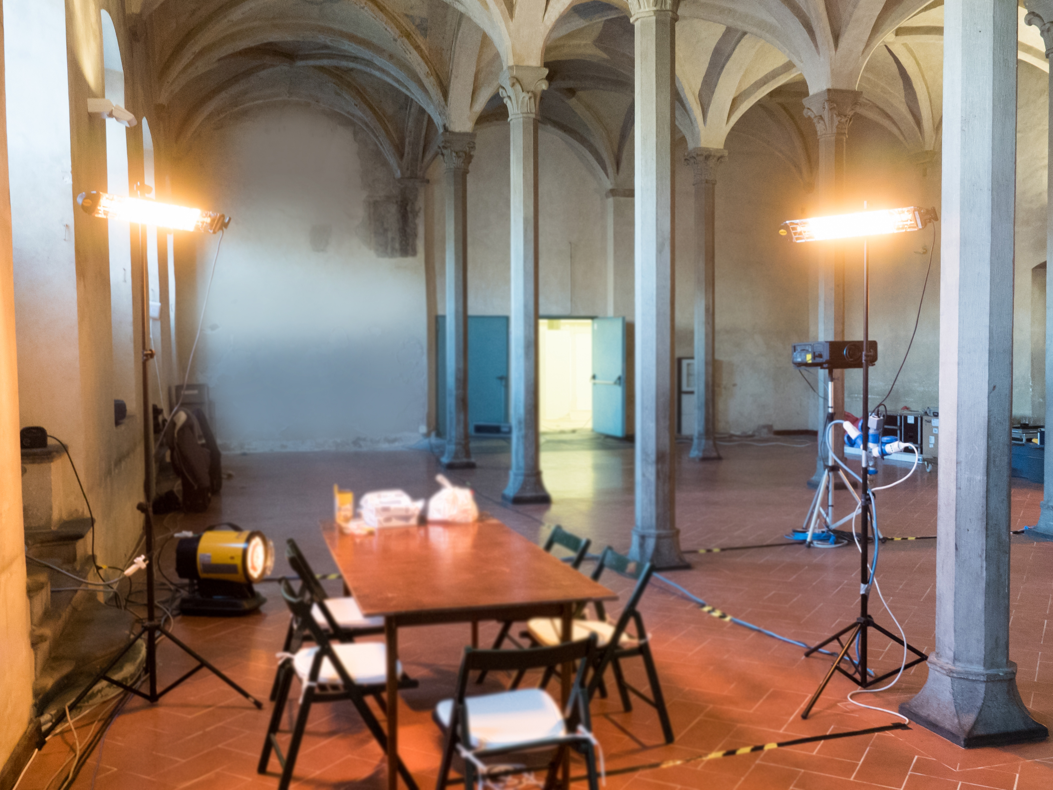 Progetto Noleggi aiuta nell'installazione di riscaldatori a infrarossi con i suoi treppiedi per lampade a infrarosso