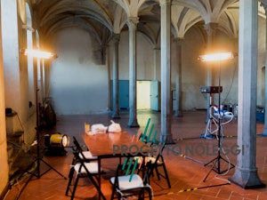 Treppiede per Lampade ad Infrarosso Progetto Noleggi aiuta nell'installazione di riscaldatori a infrarossi con i suoi treppiedi per lampade a infrarosso