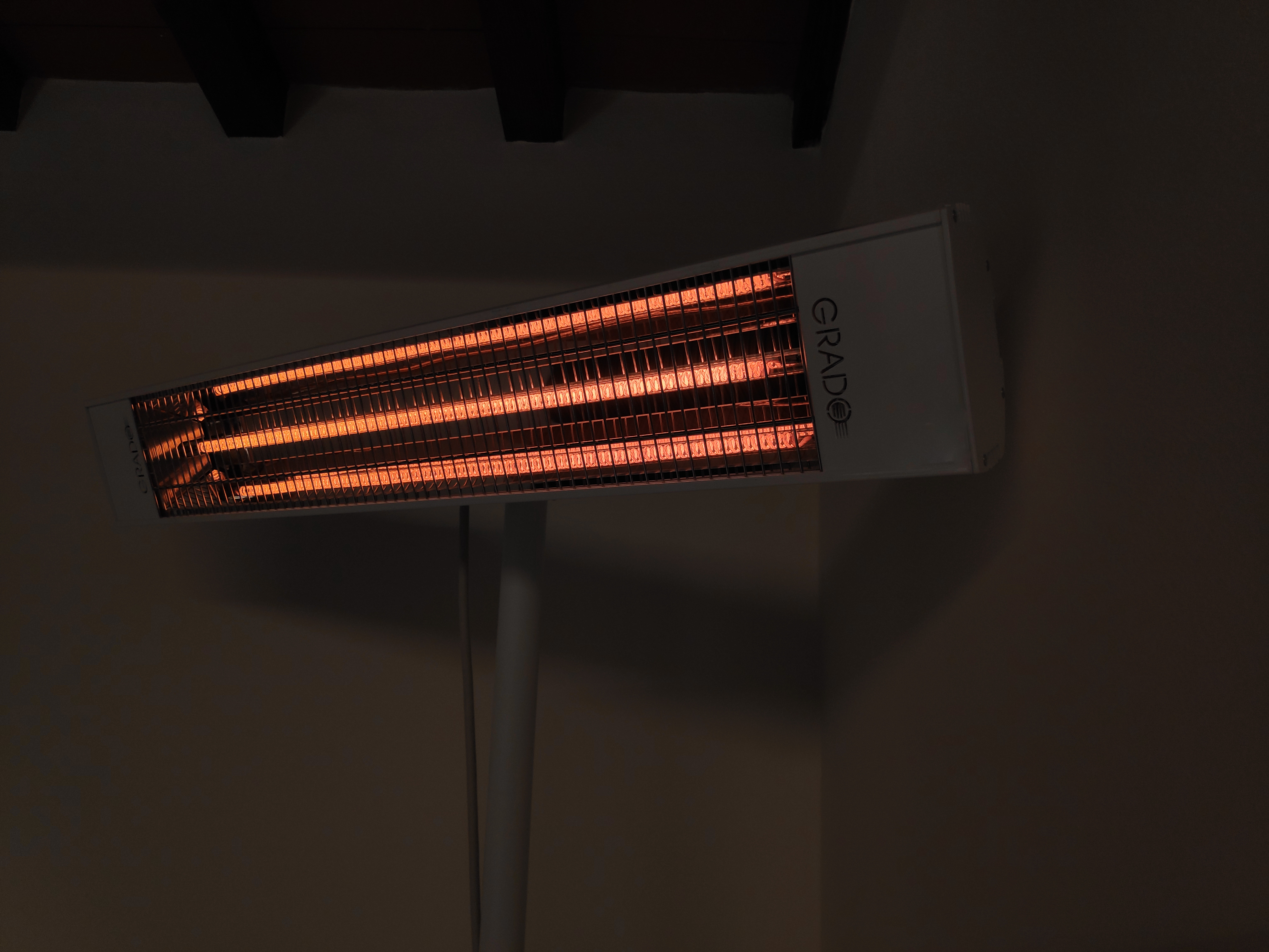 Grado Sol 1800 XL è una lampada a infrarossi a onda media che garantisce calore pulito e sicuro per singoli ambienti