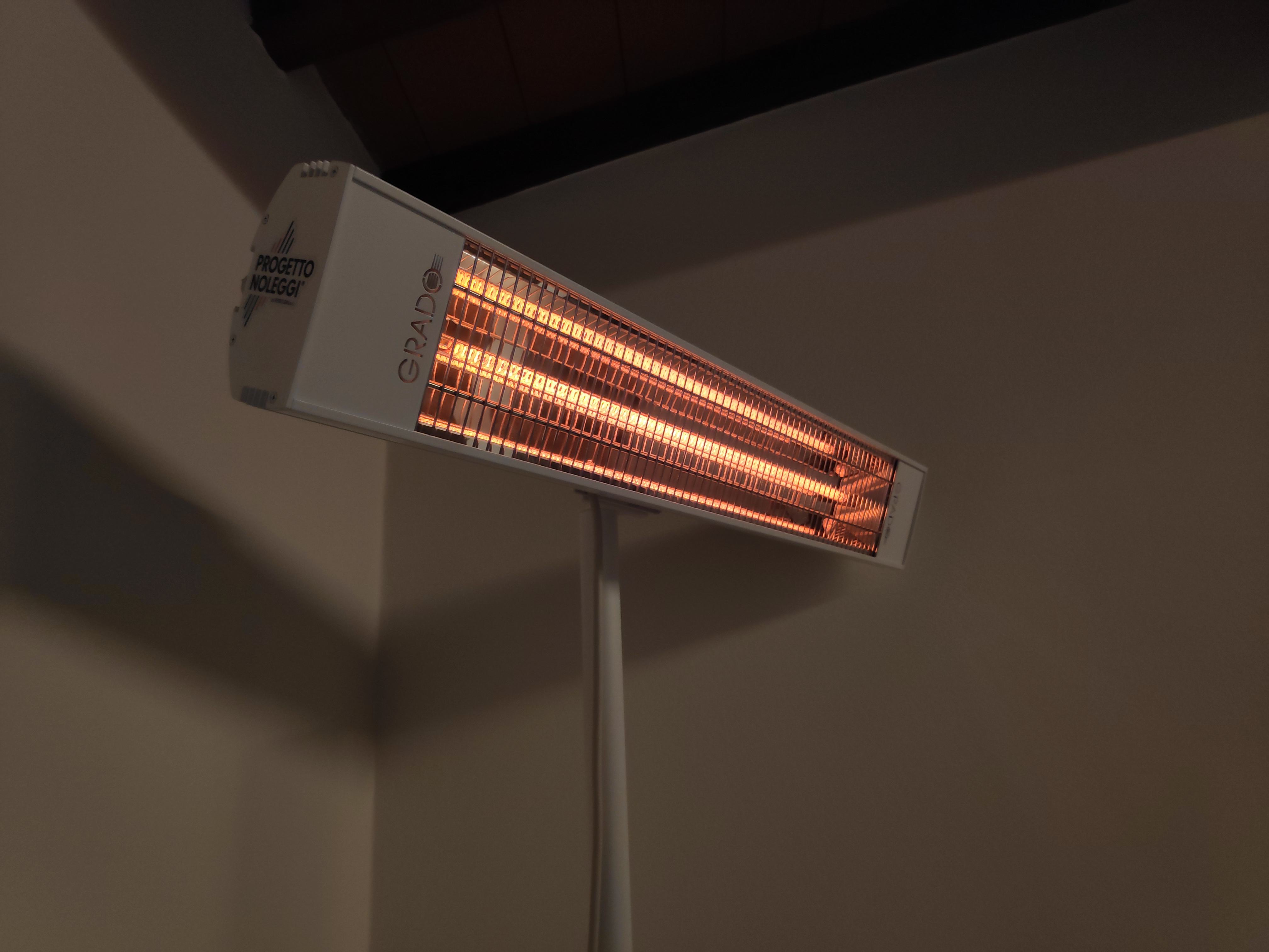 Grado Sol 1800 XL è una lampada a infrarossi a onda media che garantisce calore pulito e sicuro per singoli ambienti