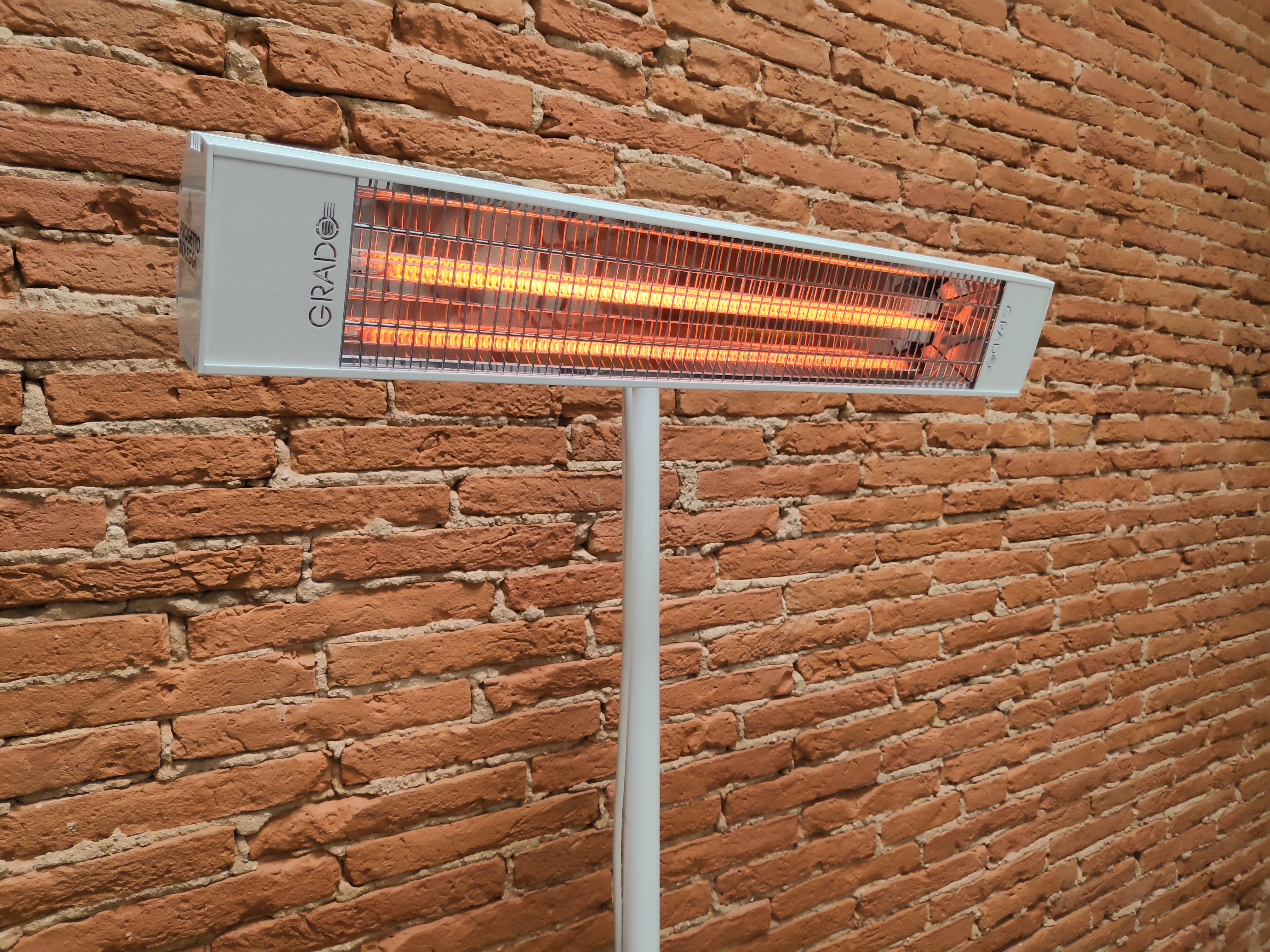 Grado Sol 1800 XL è una lampada a infrarossi a onda media che garantisce calore pulito e sicuro per singoli ambienti