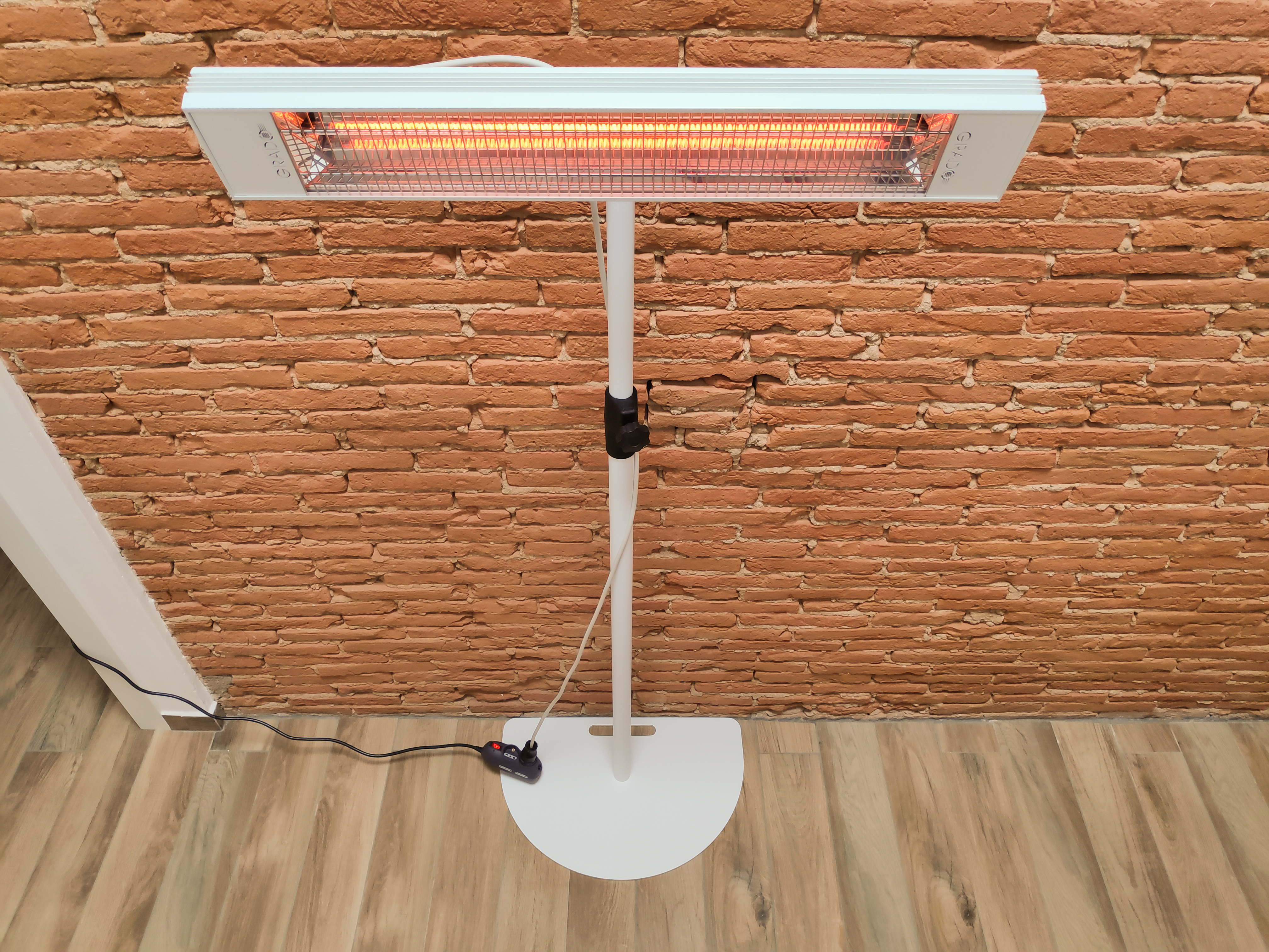 Grado Sol 1800 XL è una lampada a infrarossi a onda media che garantisce calore pulito e sicuro per singoli ambienti