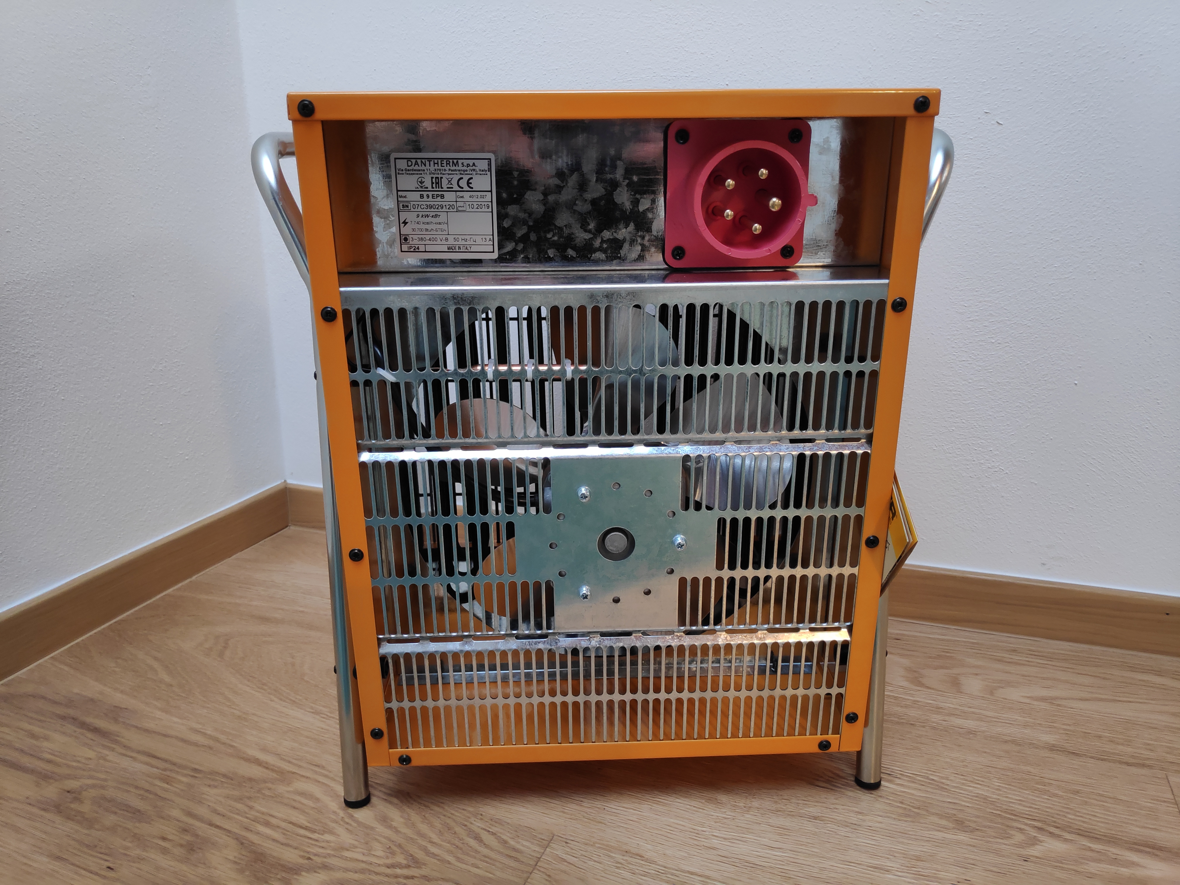 Il Generatore d' aria calda elettrico a espirazione Master B 9 è una soluzione compatta ed efficiente per riscaldare ambienti di ogni tipo.