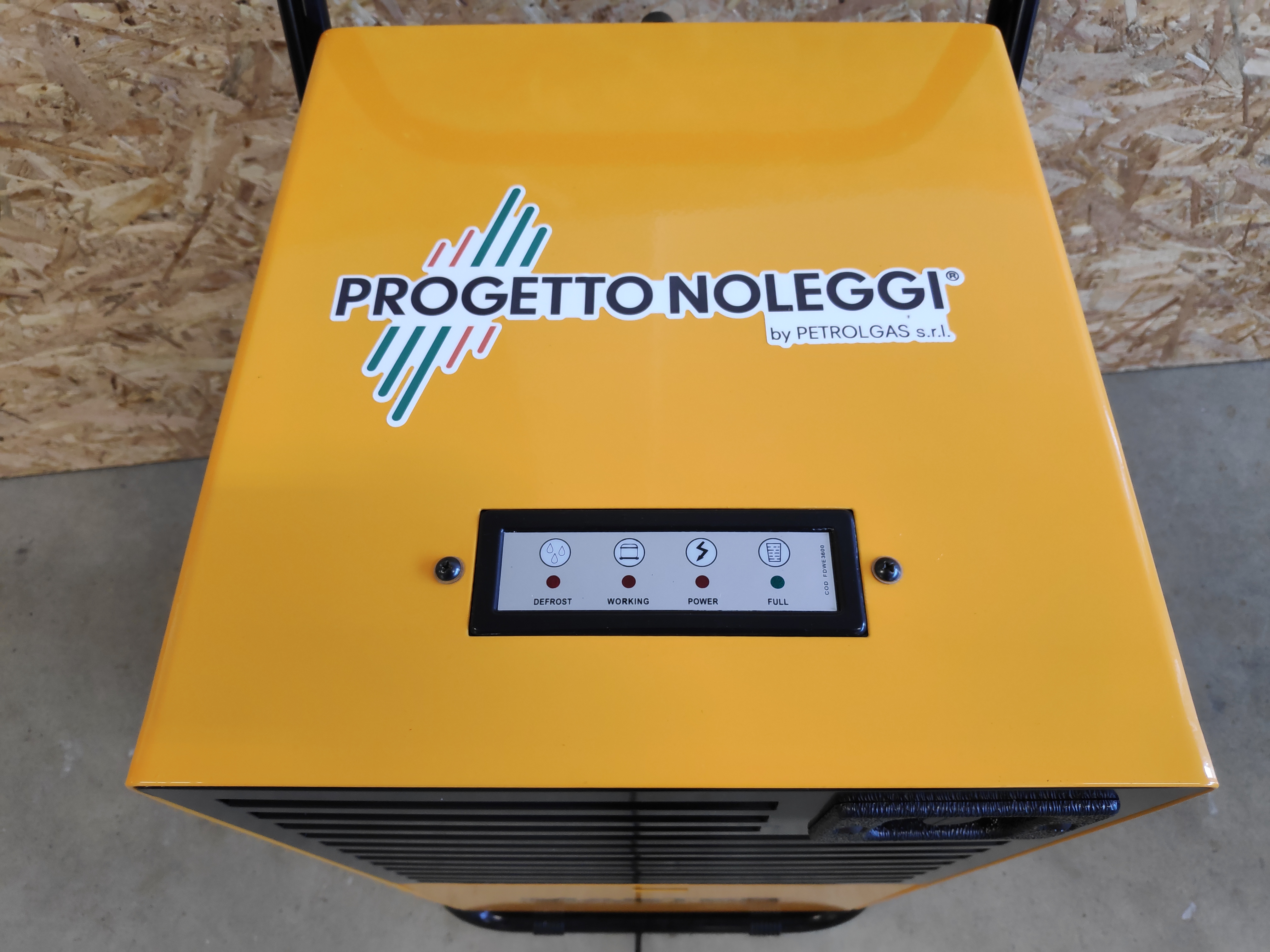 Master DH 26 è un deumidificatore a condensazione con scarico continuo, grazie alla pompa dell'acqua. Progetto Noleggi noleggia, trasporta e installa il Master DH 26 in tutta Italia