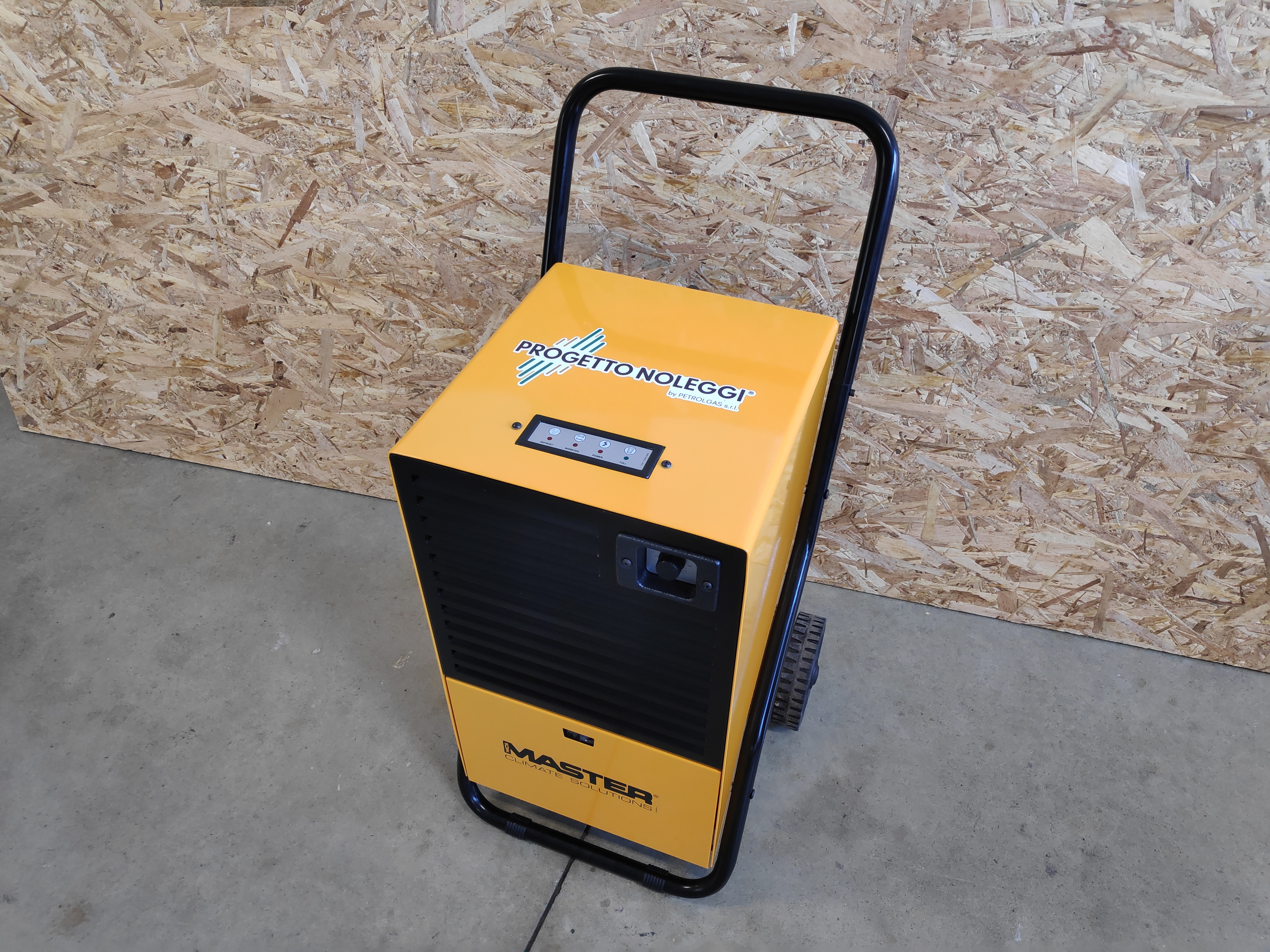 Master DH 26 è un deumidificatore a condensazione con scarico continuo, grazie alla pompa dell'acqua. Progetto Noleggi noleggia, trasporta e installa il Master DH 26 in tutta Italia