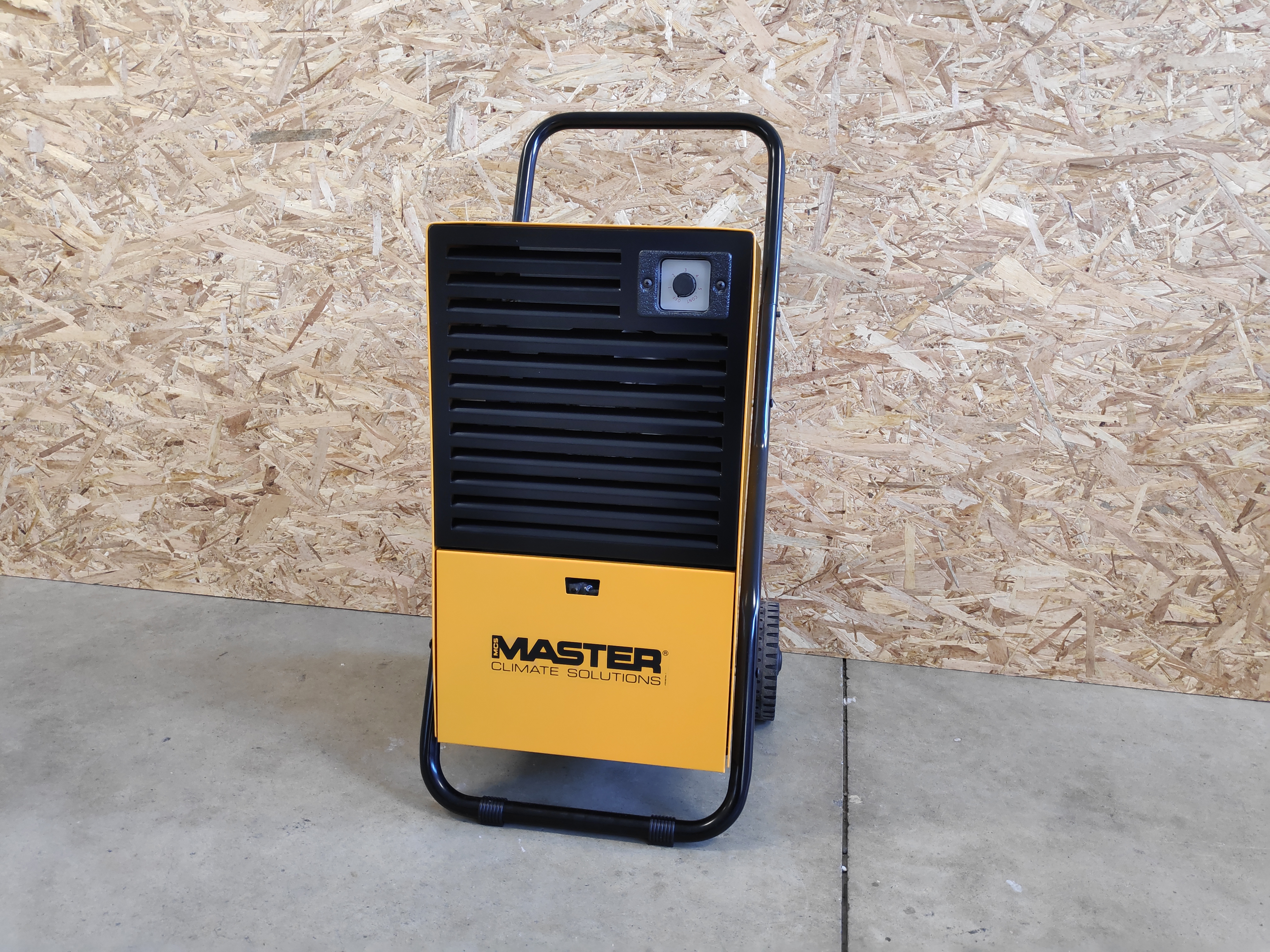 Master DH 26 è un deumidificatore a condensazione con scarico continuo, grazie alla pompa dell'acqua. Progetto Noleggi noleggia, trasporta e installa il Master DH 26 in tutta Italia