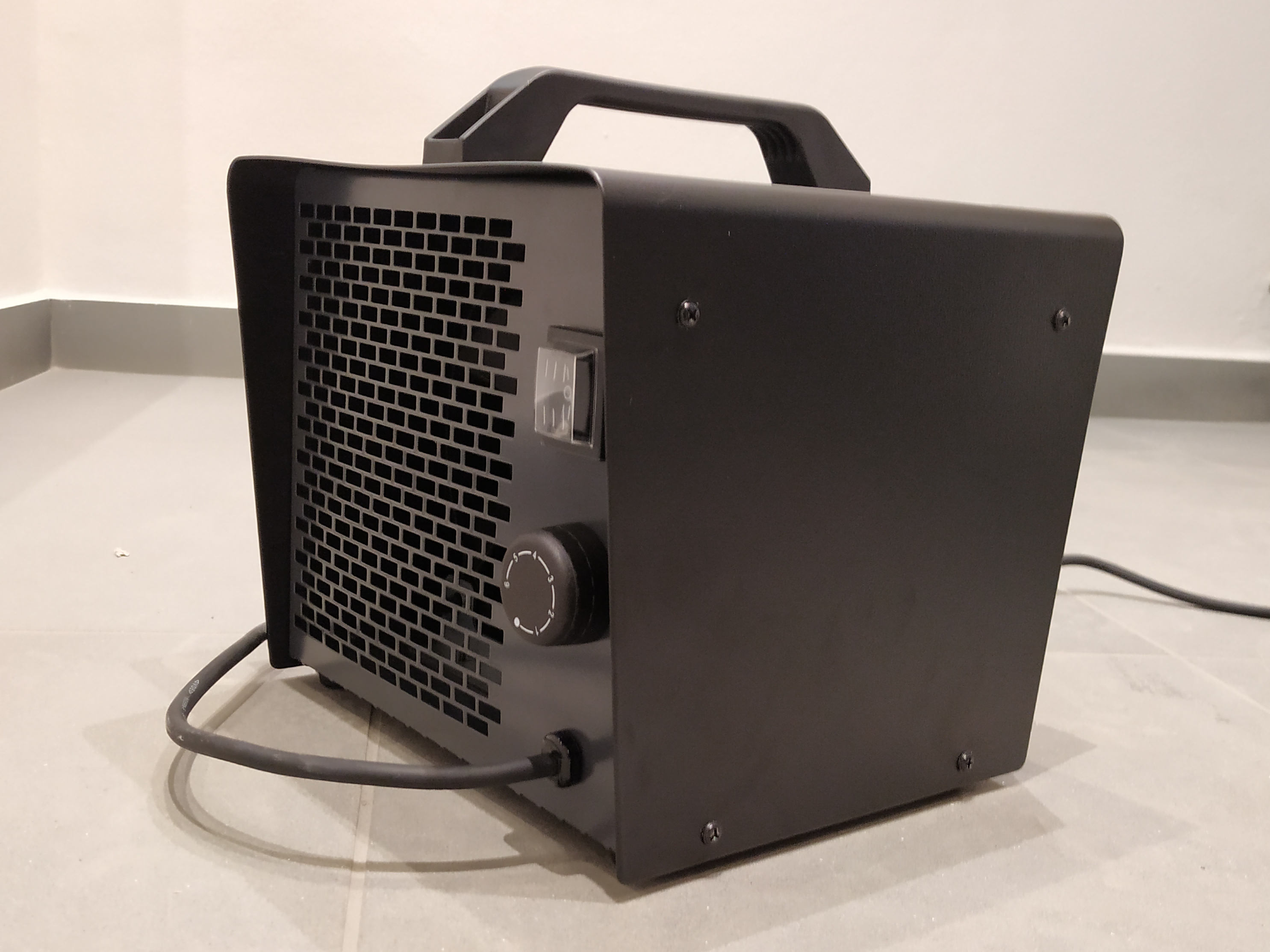 Master B 3 PTC Black Edition è un generatore d'aria calda elettrico ad Alto Rendimento, grazie alla tecnologia PTC e le resistenze in ceramica