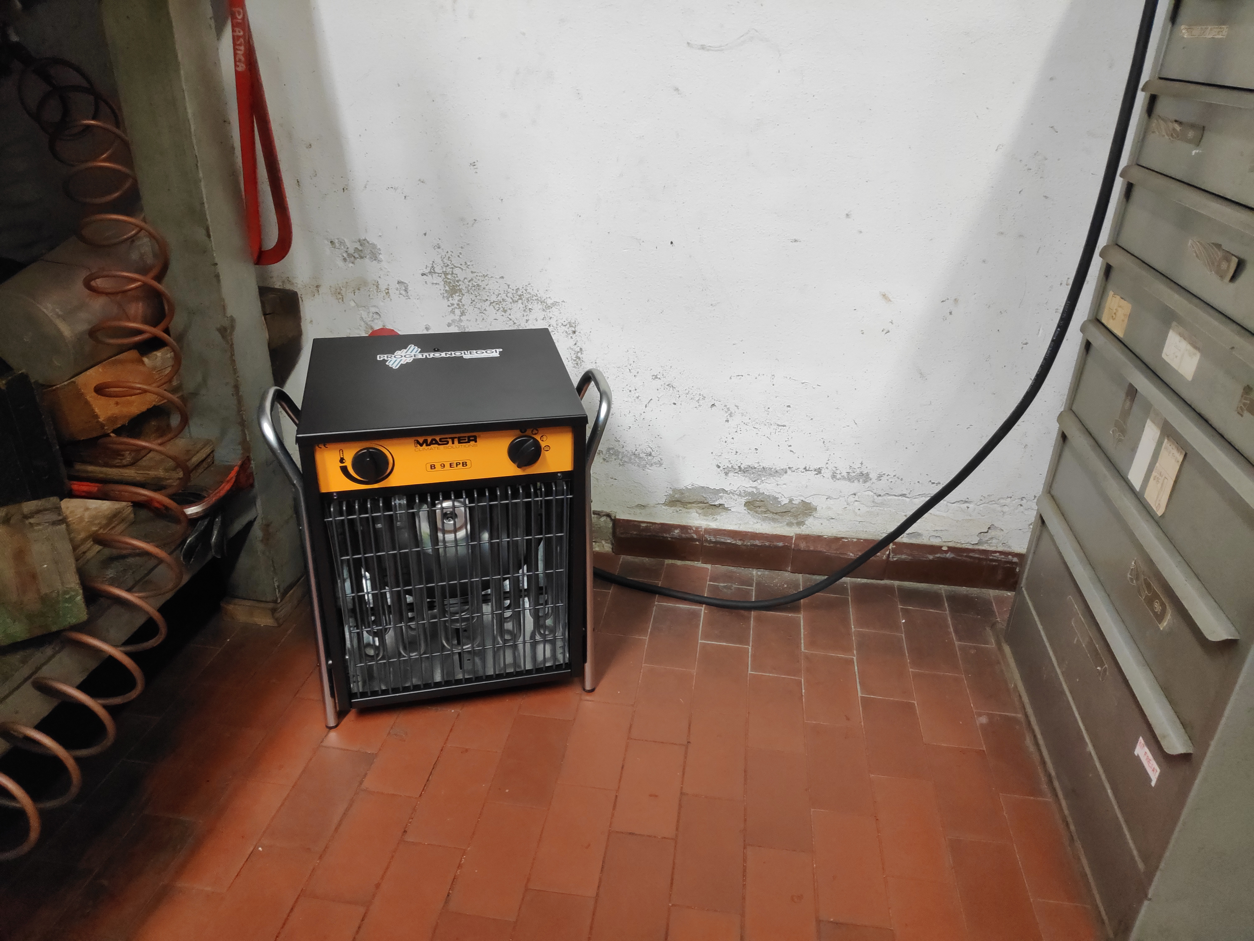 Solo progetto Noleggi offre il generatore d'aria calda elettrico Master B9 Black Edition , di colore nero opaco