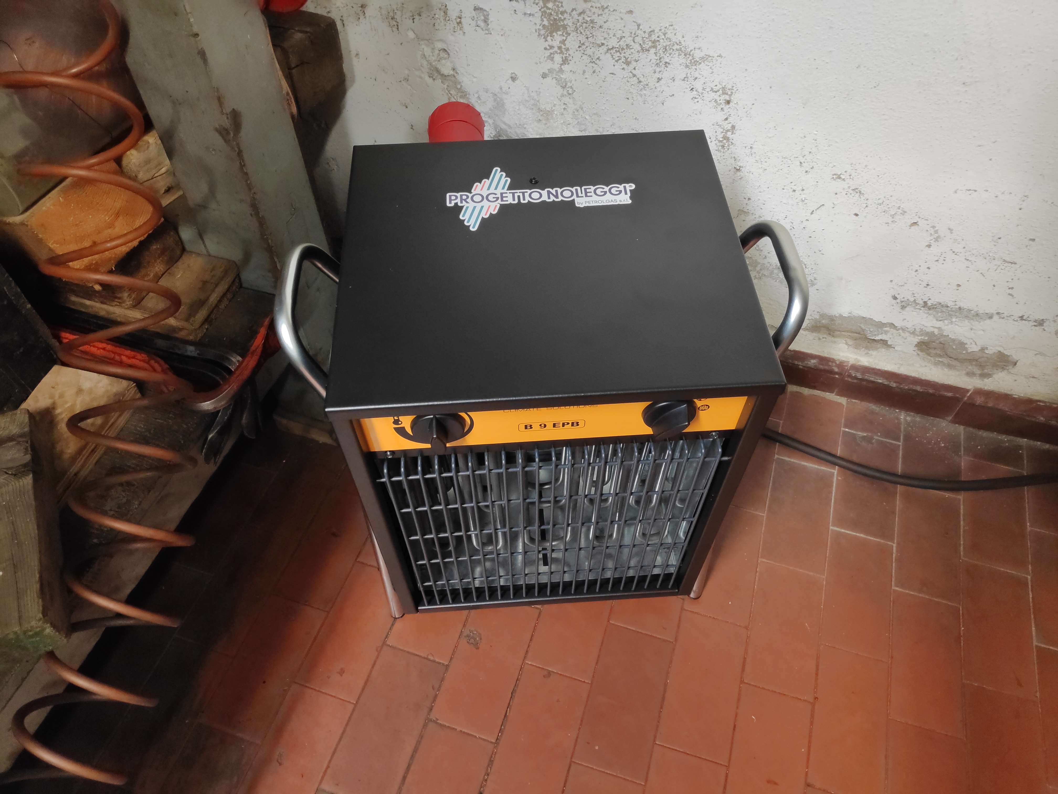 Solo progetto Noleggi offre il generatore d'aria calda elettrico Master B9 Black Edition , di colore nero opaco