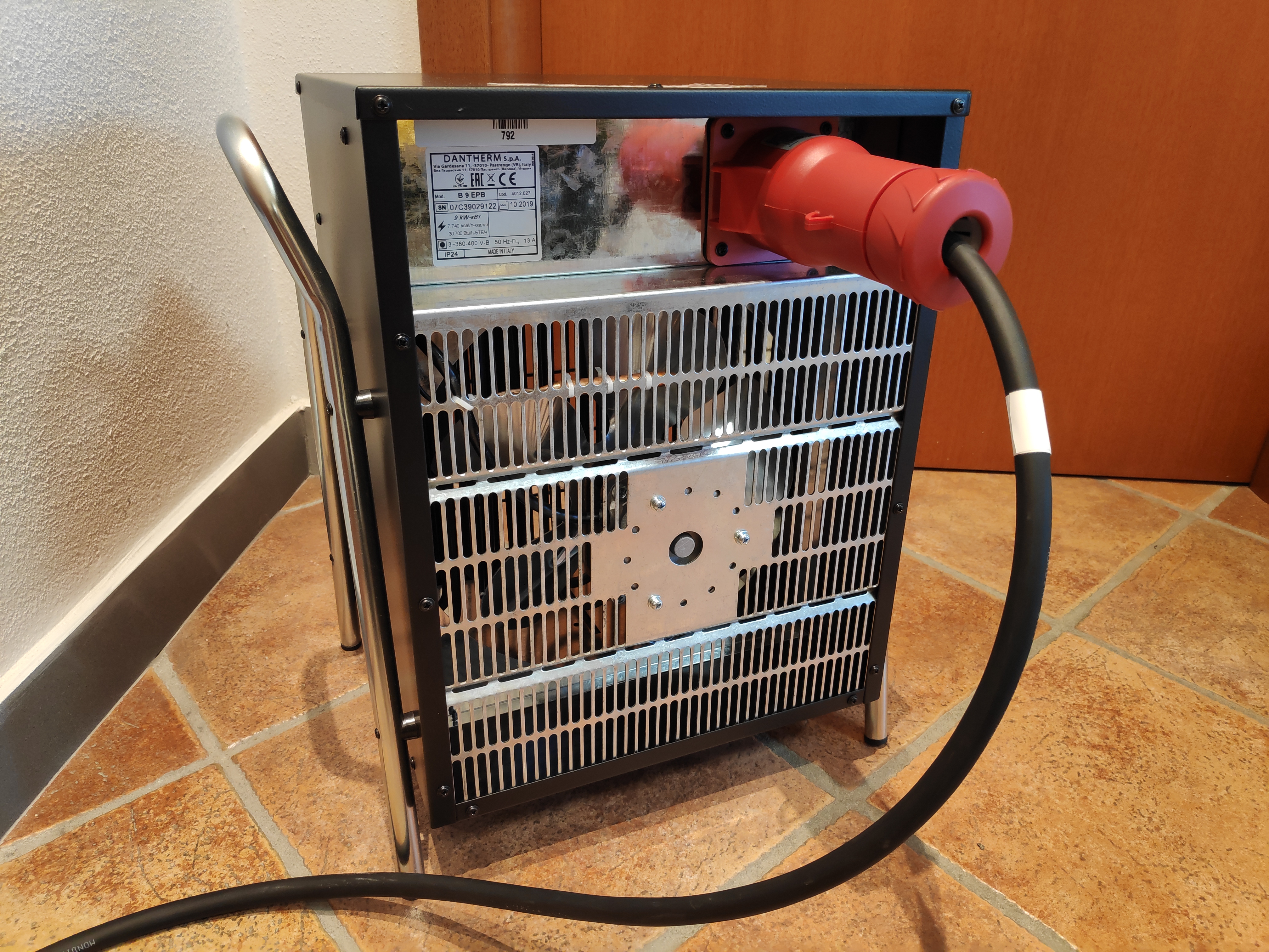 Solo progetto Noleggi offre il generatore d'aria calda elettrico Master B9 Black Edition , di colore nero opaco