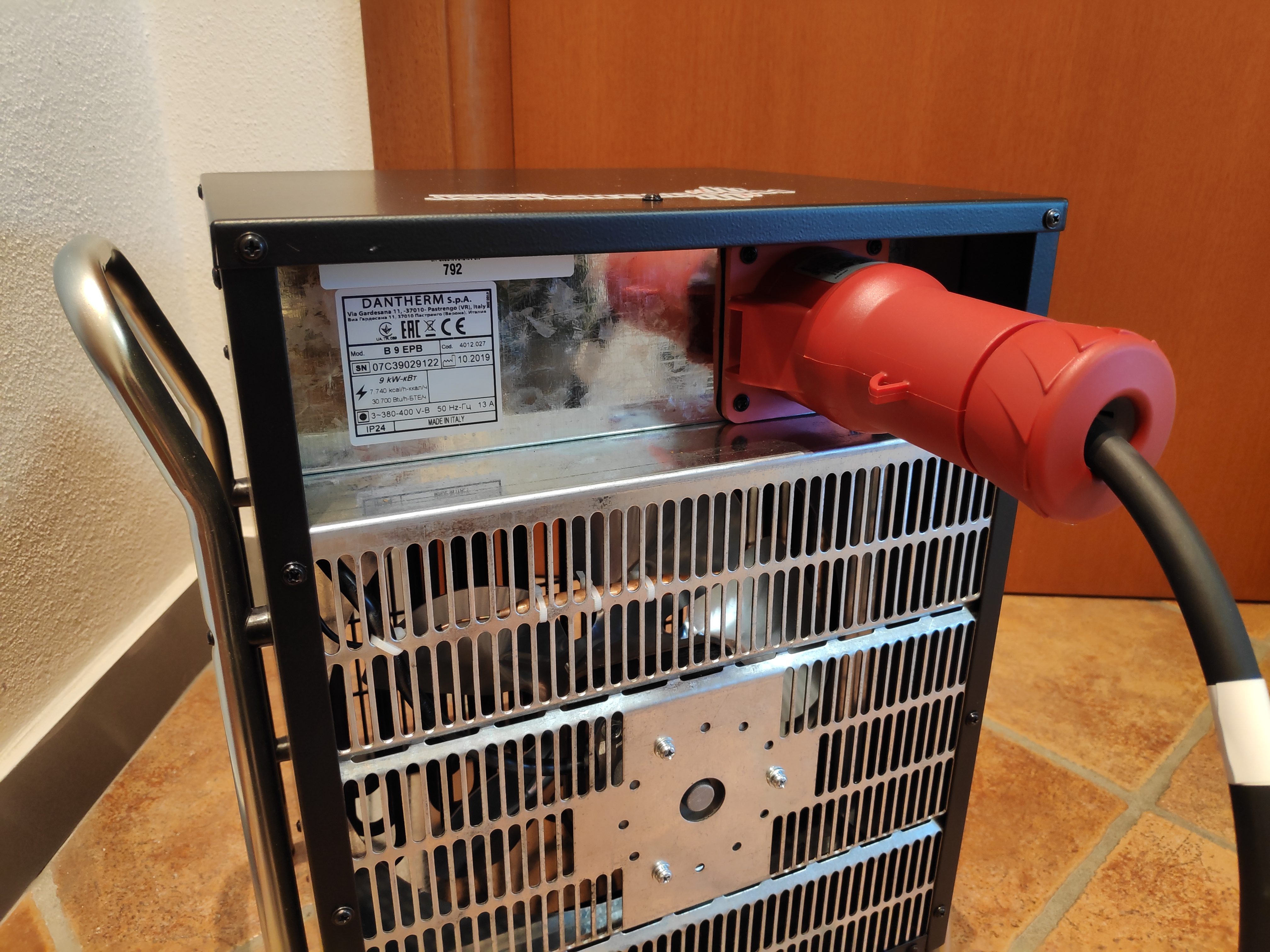 Solo progetto Noleggi offre il generatore d'aria calda elettrico Master B9 Black Edition , di colore nero opaco