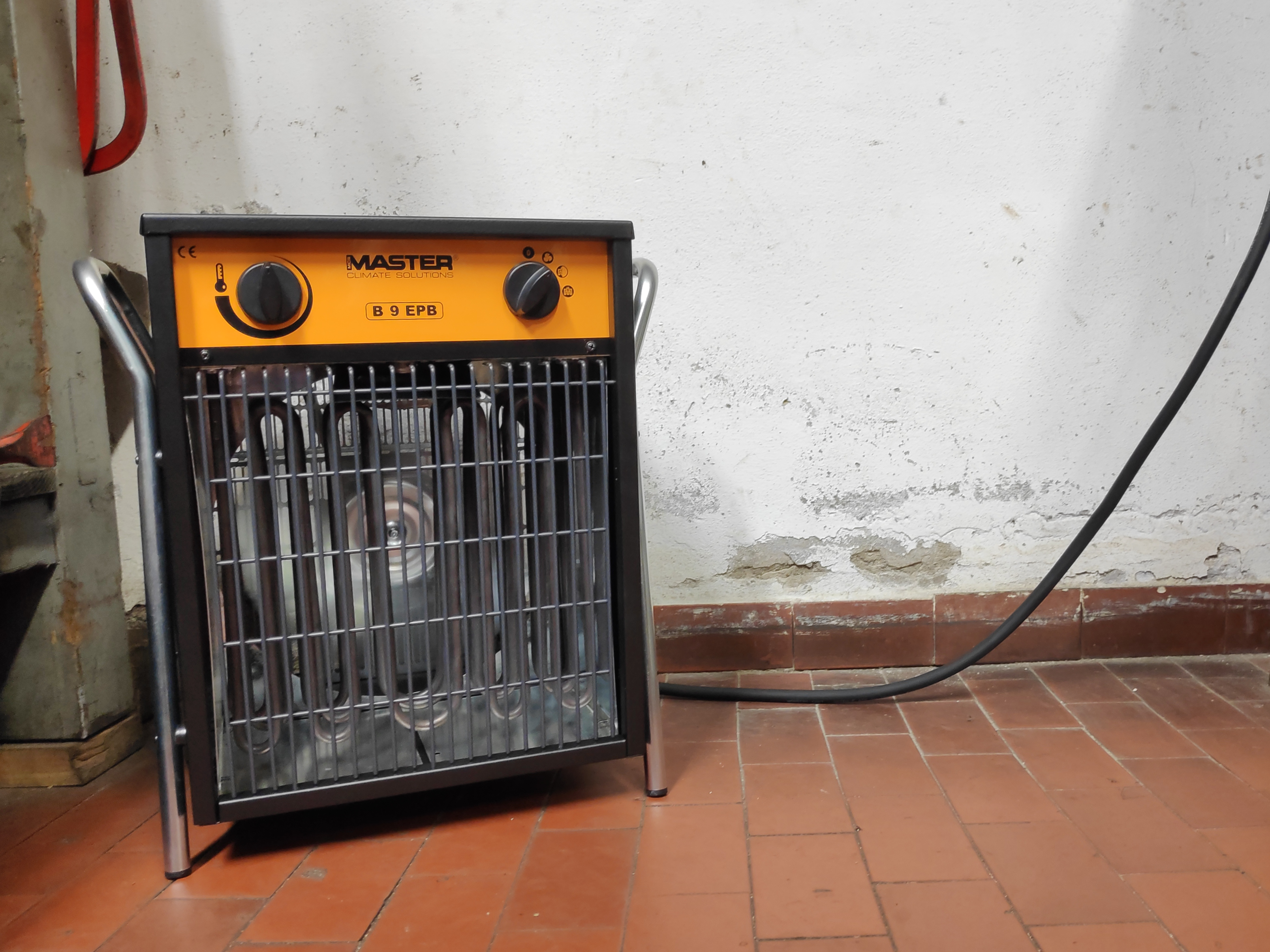 Solo progetto Noleggi offre il generatore d'aria calda elettrico Master B9 Black Edition , di colore nero opaco