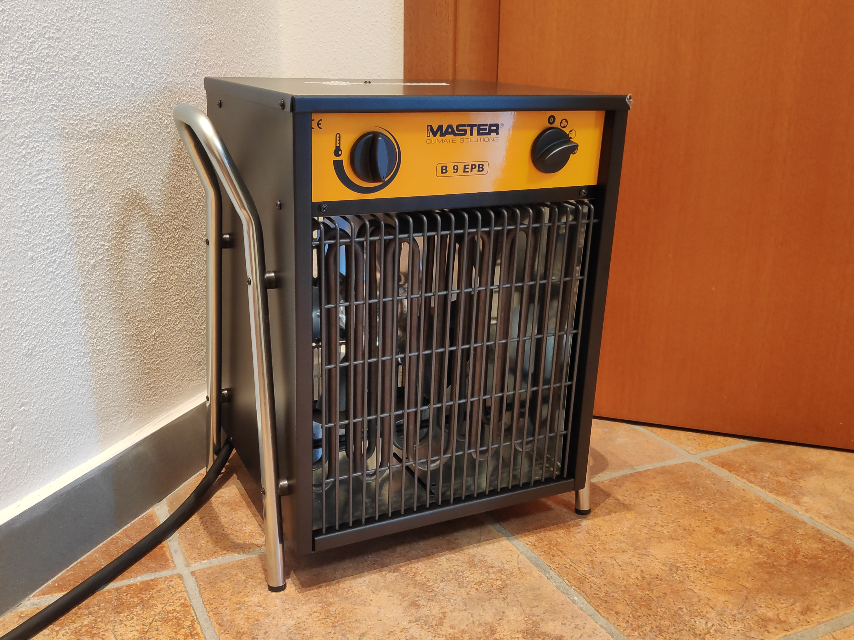 Solo progetto Noleggi offre il generatore d'aria calda elettrico Master B9 Black Edition , di colore nero opaco