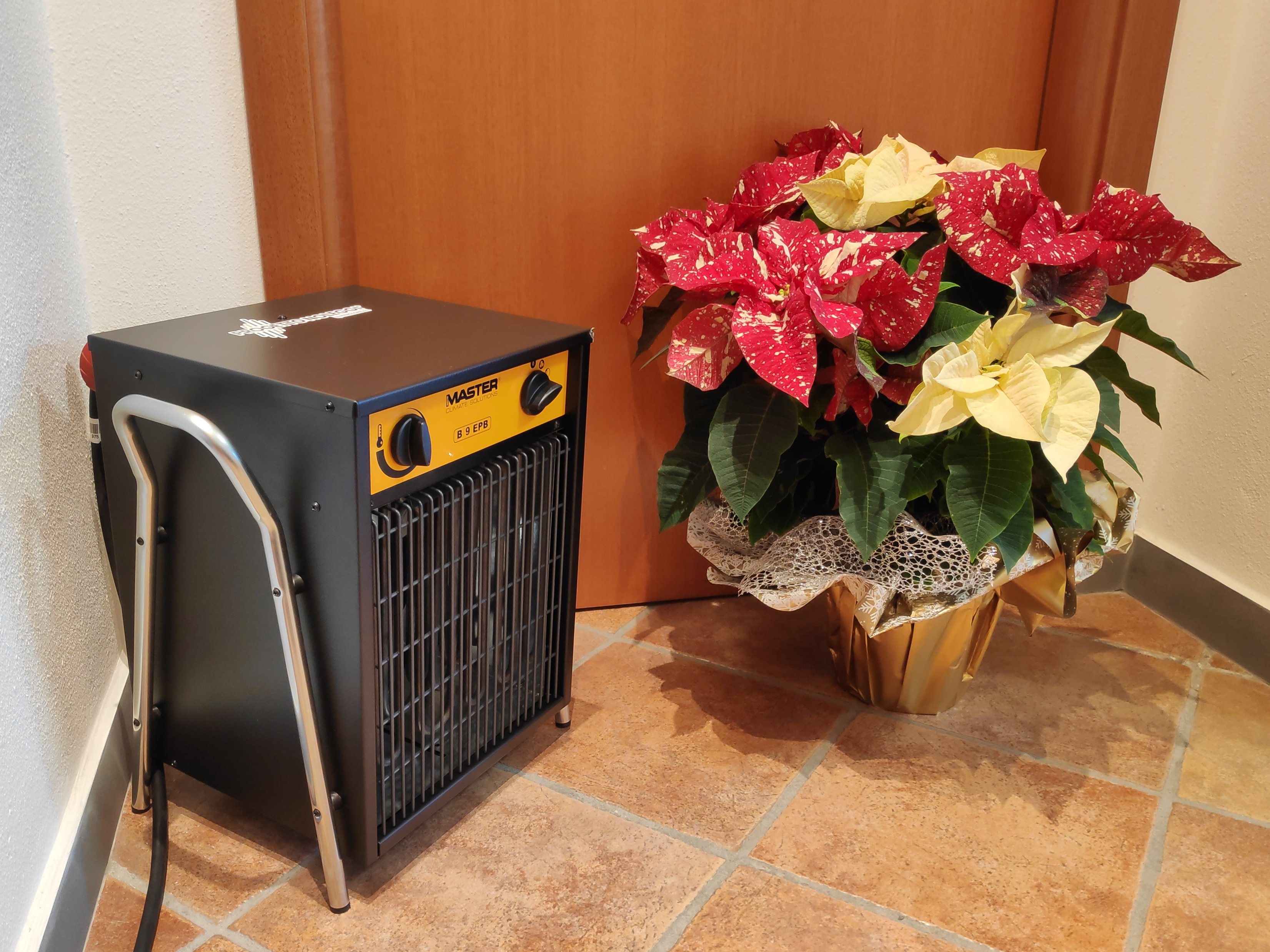 Solo progetto Noleggi offre il generatore d'aria calda elettrico Master B9 Black Edition , di colore nero opaco