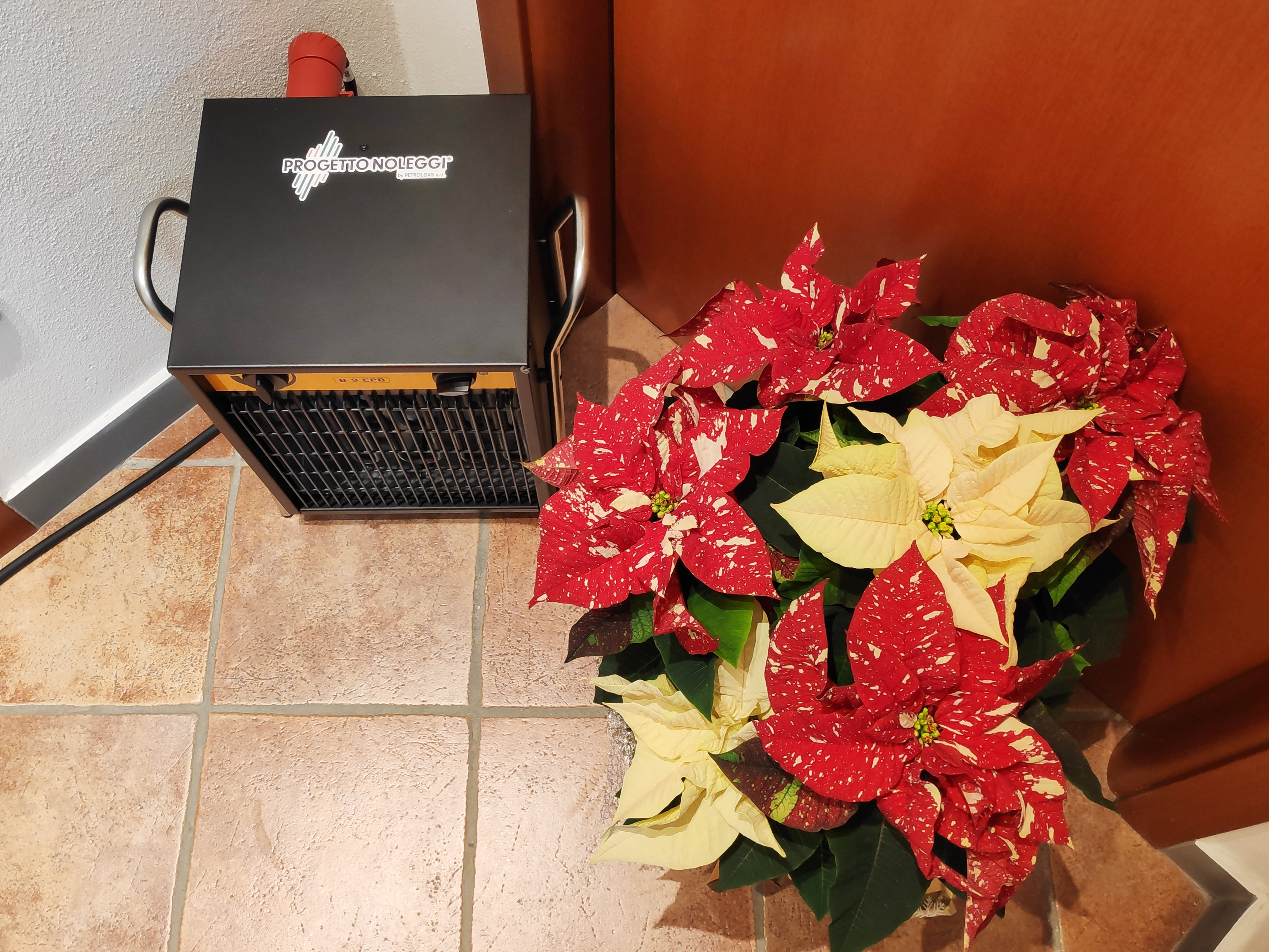 Solo progetto Noleggi offre il generatore d'aria calda elettrico Master B9 Black Edition , di colore nero opaco