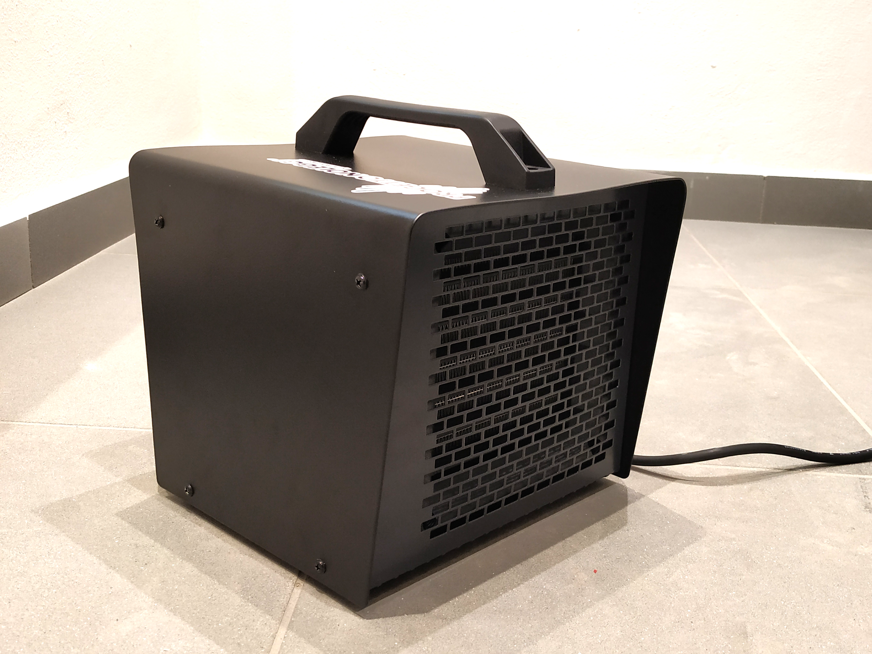 Master B 3 PTC Black Edition è un generatore d'aria calda elettrico ad Alto Rendimento, grazie alla tecnologia PTC e le resistenze in ceramica