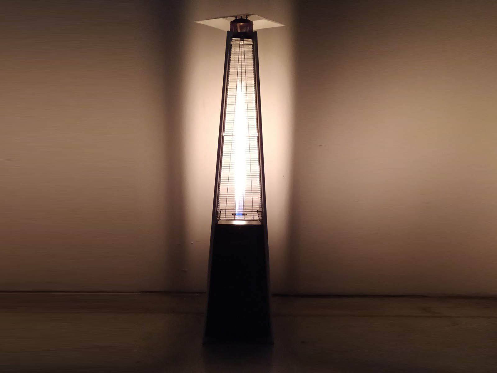 Italkero Niklas Totem è un riscaldatore a gas elegante e potente, perfetto per spazi esterni di locali, giardini e dehors