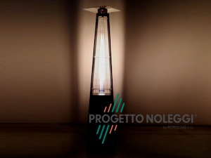 Italkero Niklas Totem - Riscaldatore a gas di design Italkero Niklas Totem è un riscaldatore a gas elegante e potente, perfetto per spazi esterni di locali, giardini e dehors
