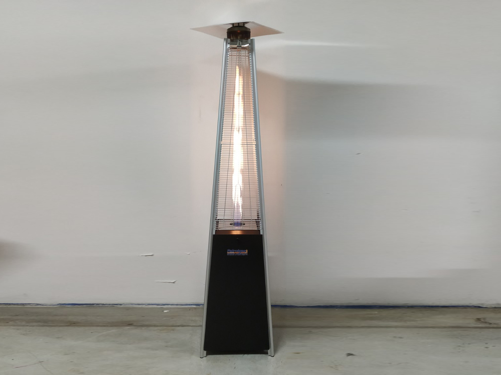 Italkero Niklas Totem è un riscaldatore a gas elegante e potente, perfetto per spazi esterni di locali, giardini e dehors