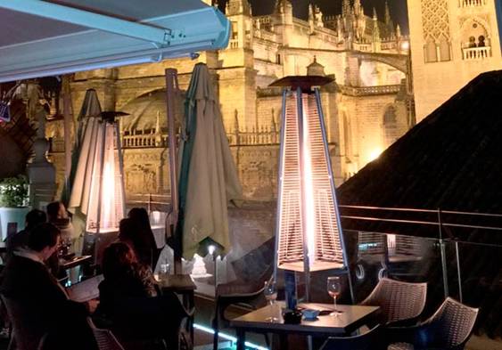 Italkero Niklas Totem è un riscaldatore a gas elegante e potente, perfetto per spazi esterni di locali, giardini e dehors