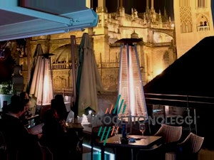 Italkero Niklas Totem - Riscaldatore a gas di design Italkero Niklas Totem è un riscaldatore a gas elegante e potente, perfetto per spazi esterni di locali, giardini e dehors