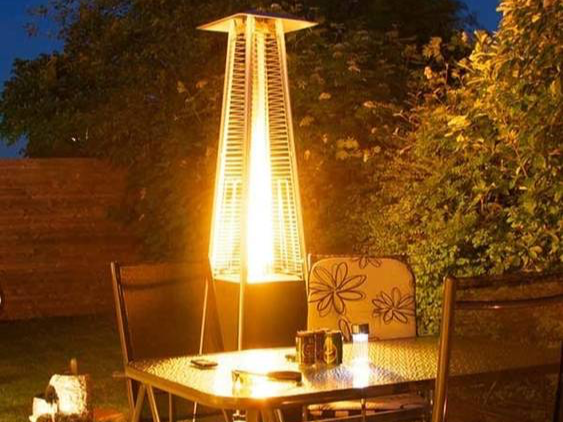 Italkero Niklas Totem è un riscaldatore a gas elegante e potente, perfetto per spazi esterni di locali, giardini e dehors