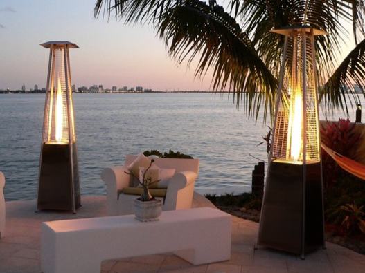 Italkero Niklas Totem è un riscaldatore a gas elegante e potente, perfetto per spazi esterni di locali, giardini e dehors