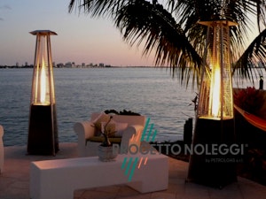 Italkero Niklas Totem - Riscaldatore a gas di design Italkero Niklas Totem è un riscaldatore a gas elegante e potente, perfetto per spazi esterni di locali, giardini e dehors