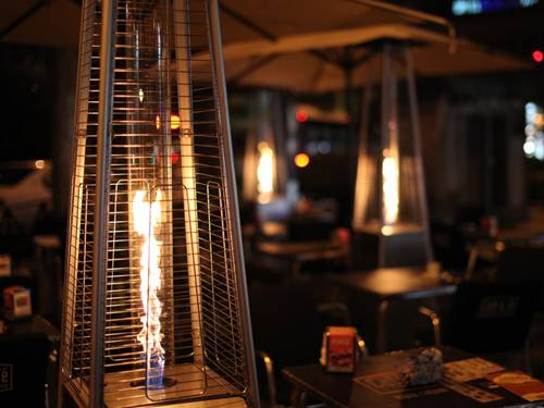 Italkero Niklas Totem è un riscaldatore a gas elegante e potente, perfetto per spazi esterni di locali, giardini e dehors