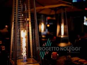 Italkero Niklas Totem - Riscaldatore a gas di design Italkero Niklas Totem è un riscaldatore a gas elegante e potente, perfetto per spazi esterni di locali, giardini e dehors