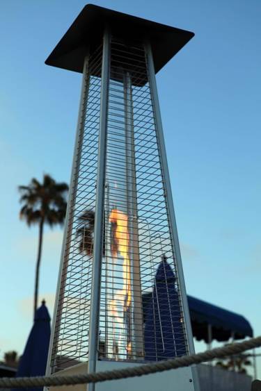 Italkero Niklas Totem è un riscaldatore a gas elegante e potente, perfetto per spazi esterni di locali, giardini e dehors