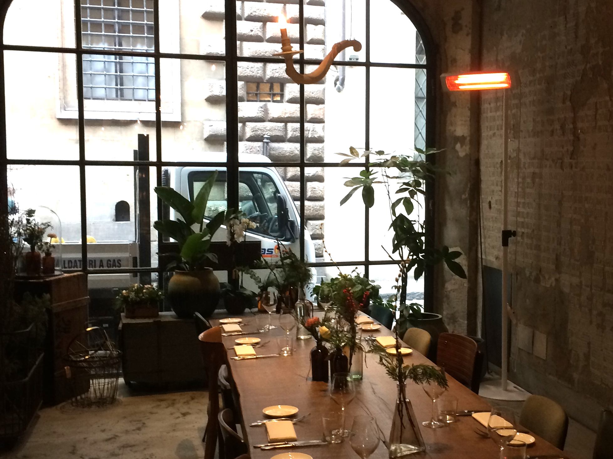 Grado Sol 1500 è riscaldatore speciale a raggi infrarossi, installabile anche con piantana in ambienti professionali