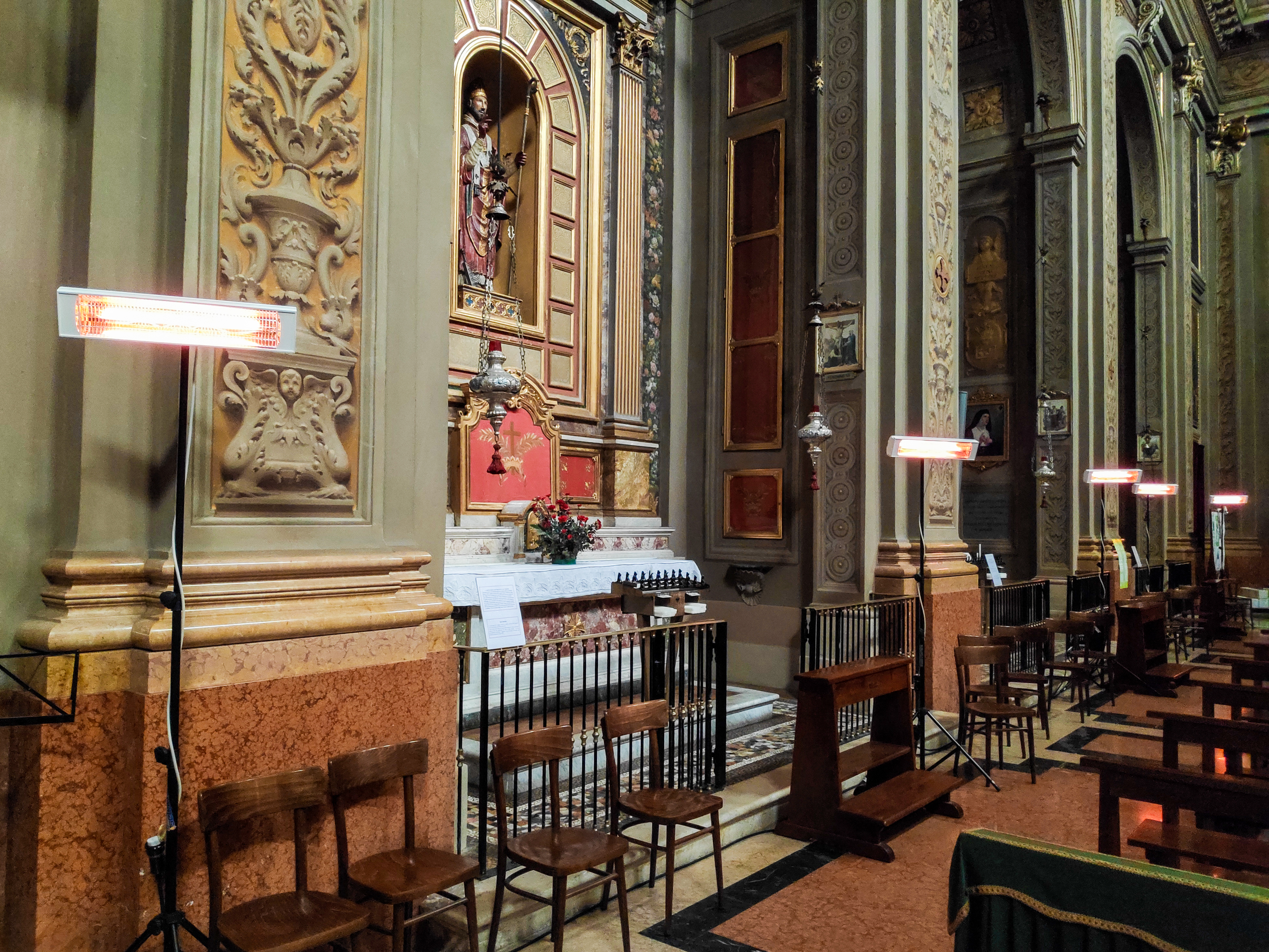 Grado Sol 1900 è un riscaldatore speciale a raggi infrarossi con lampada che evita la dispersione di calore, installabile in ambienti ampi e freddi come chiese e musei grazie alle comode piantane