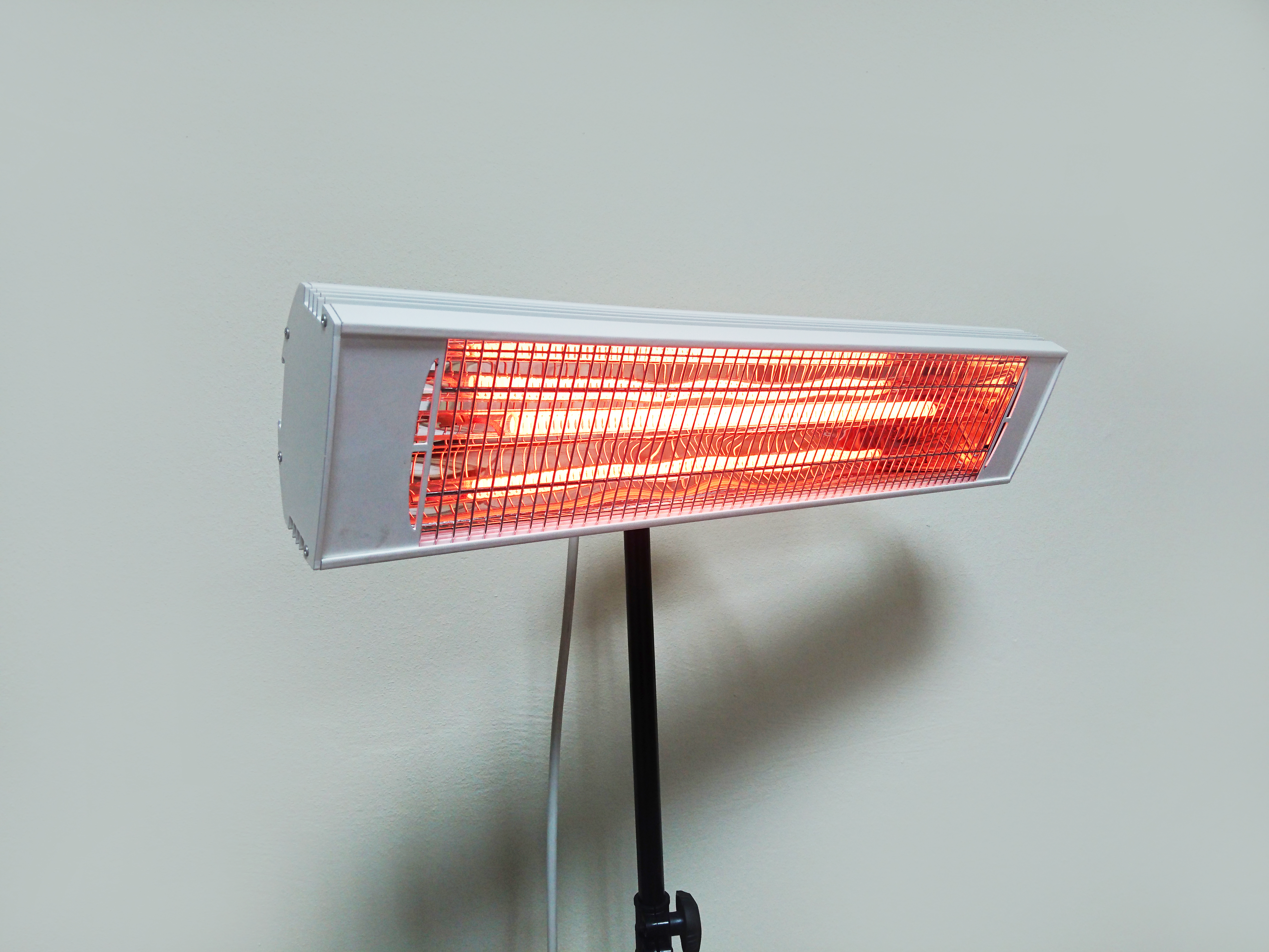 Progetto Noleggi noleggia e installa riscaldatori a infrarosso come Sol 1900, anche in versione nero opaco