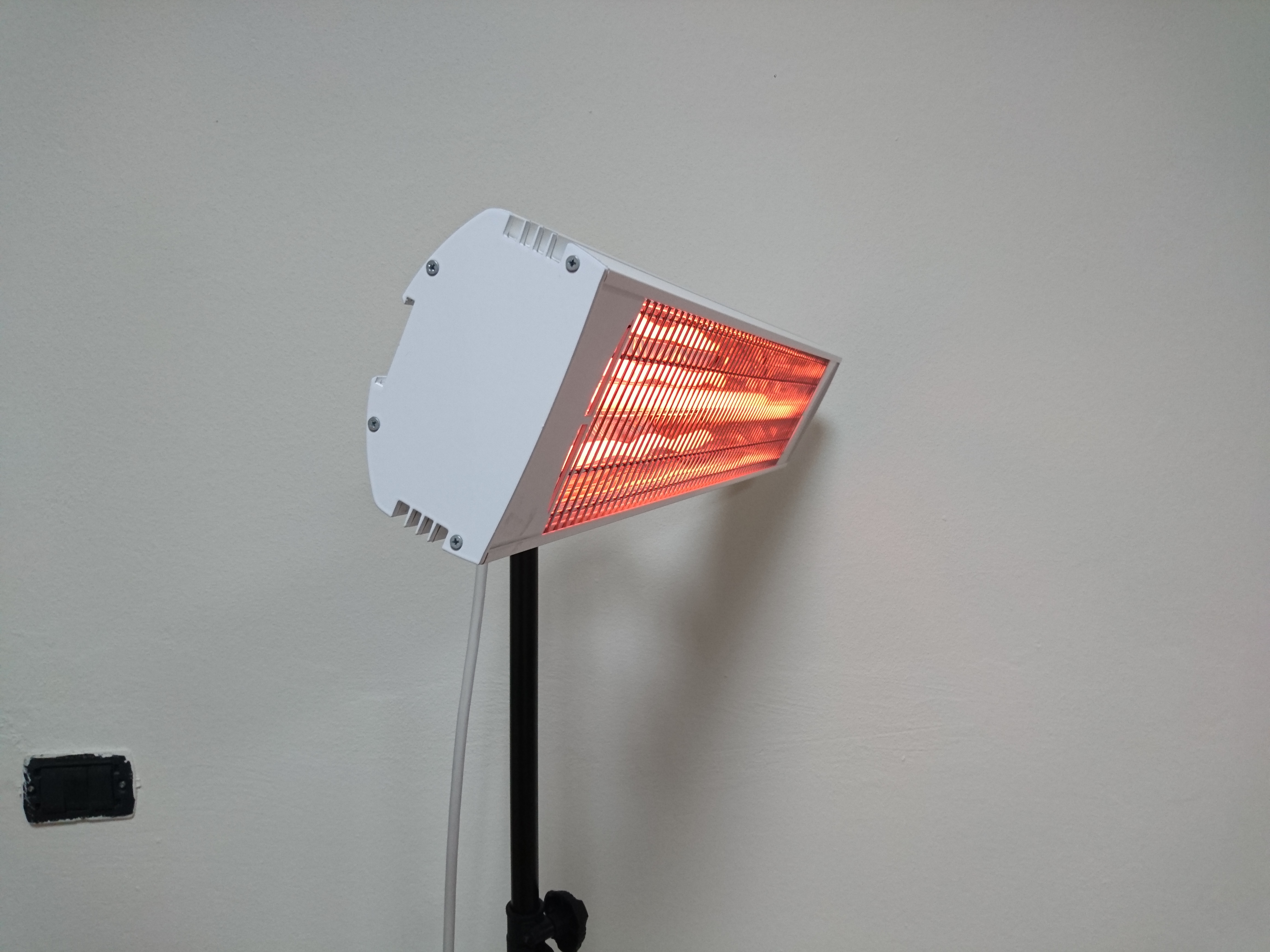 Progetto Noleggi noleggia e installa riscaldatori a infrarosso come Sol 1900, anche in versione nero opaco