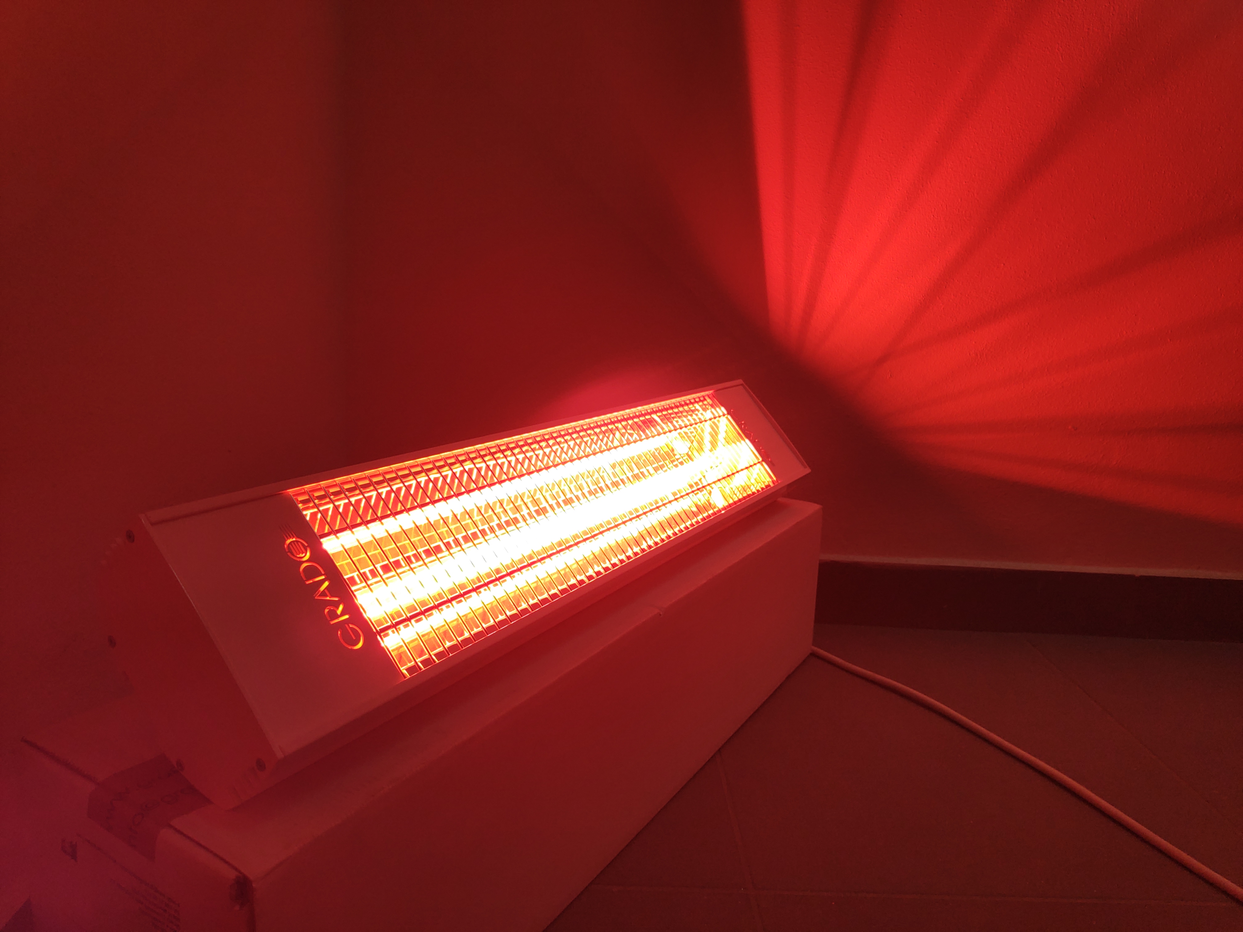 Grado Sol 1500 è riscaldatore speciale a raggi infrarossi con lampada ad onda corta XL di lunghezza maggiorata rispetto lo standard, emette onde infrarosse direzionali evitando la dispersione di calore